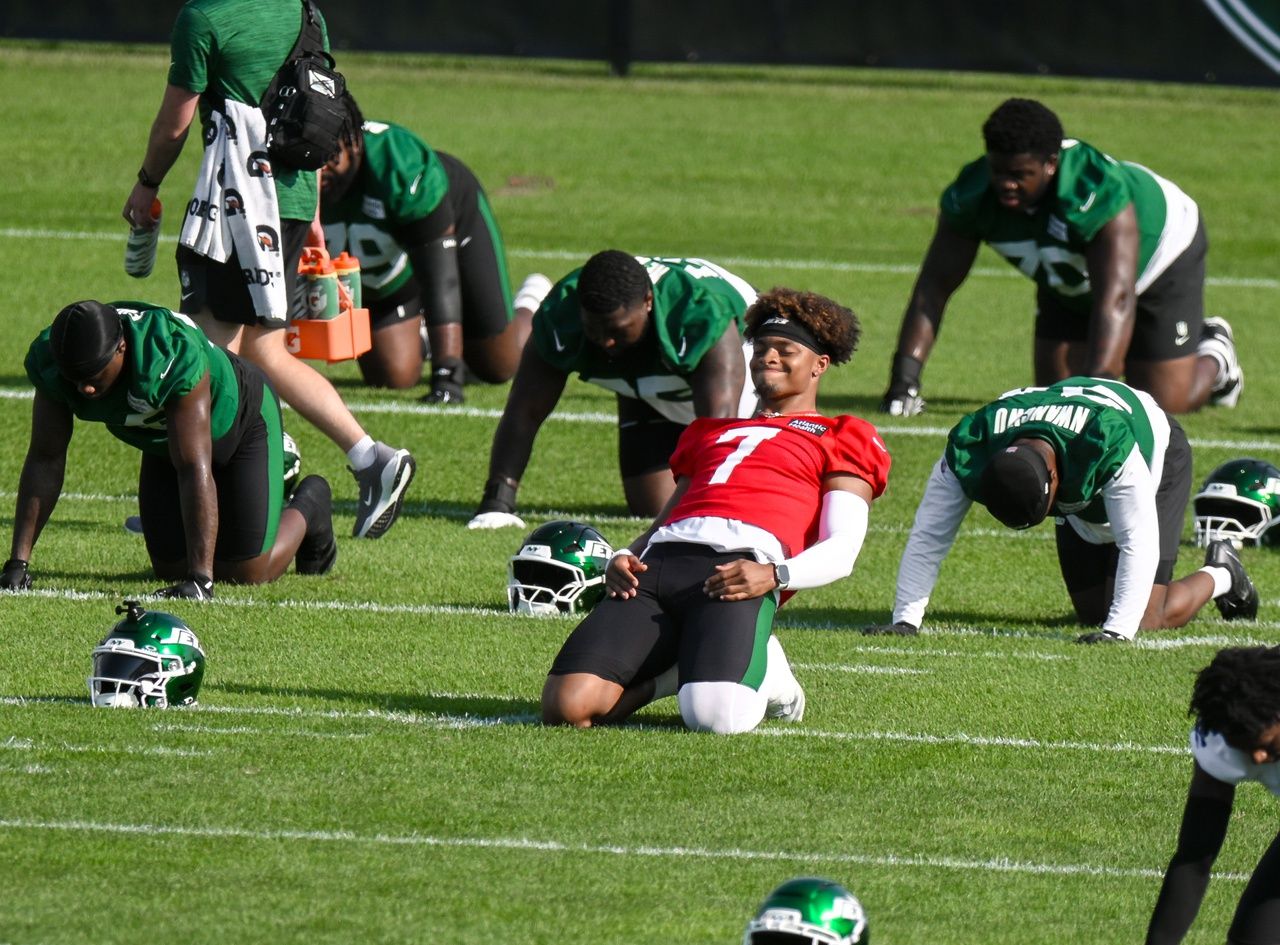 New York Jets quarterback Justin Fields (7) warms up during training camp at Atlantic Health Jets Training Center.