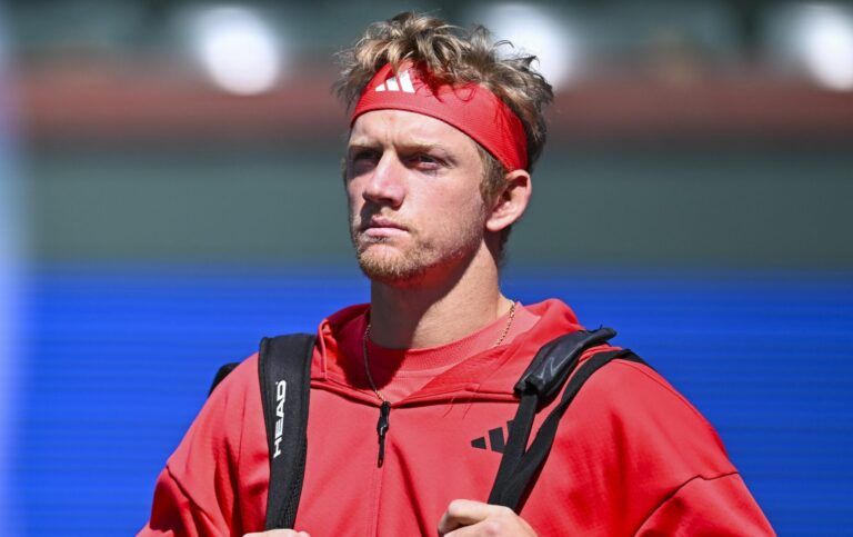 Alejandro Davidovich Fokina (ESP) walks on court for the match against Mackenzie McDonald (USA) in the BNP Paribas Open at the Indian Well Tennis Garden.
