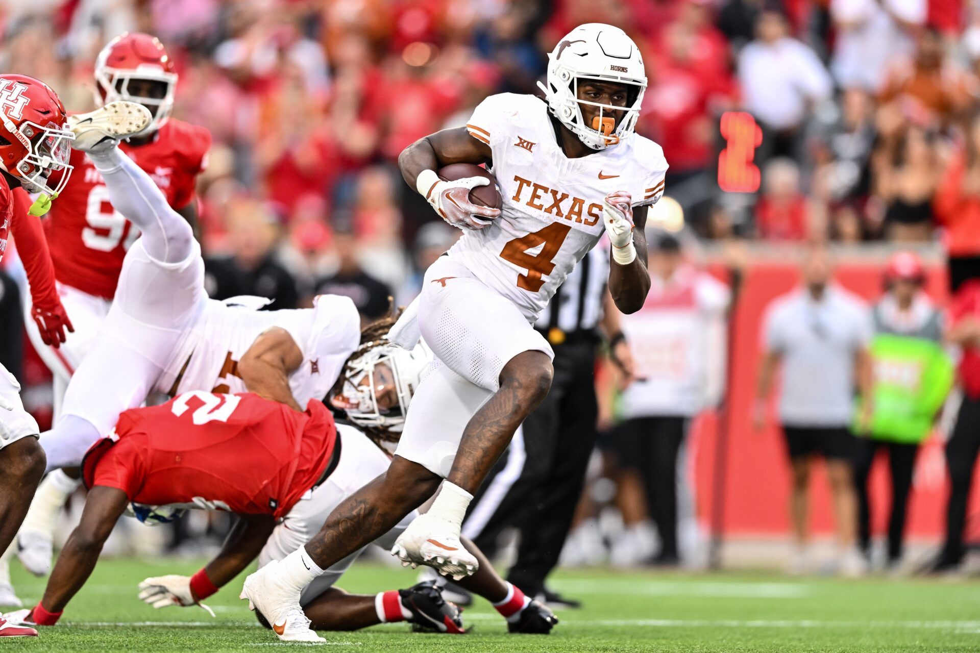 Texas Longhorns running back CJ Baxter (4) in action during the fourth quarter against the Houston Cougars at TDECU Stadium.