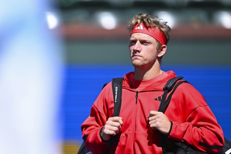 Alejandro Davidovich Fokina (ESP) walks on court for the match against Mackenzie McDonald (USA) in the BNP Paribas Open at the Indian Well Tennis Garden.
