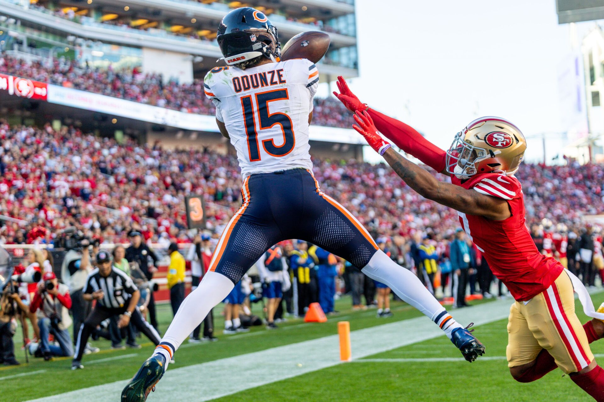 Chicago Bears wide receiver Rome Odunze (15) catches a touchdown during the third quarter against the San Francisco 49ers at Levi's Stadium.