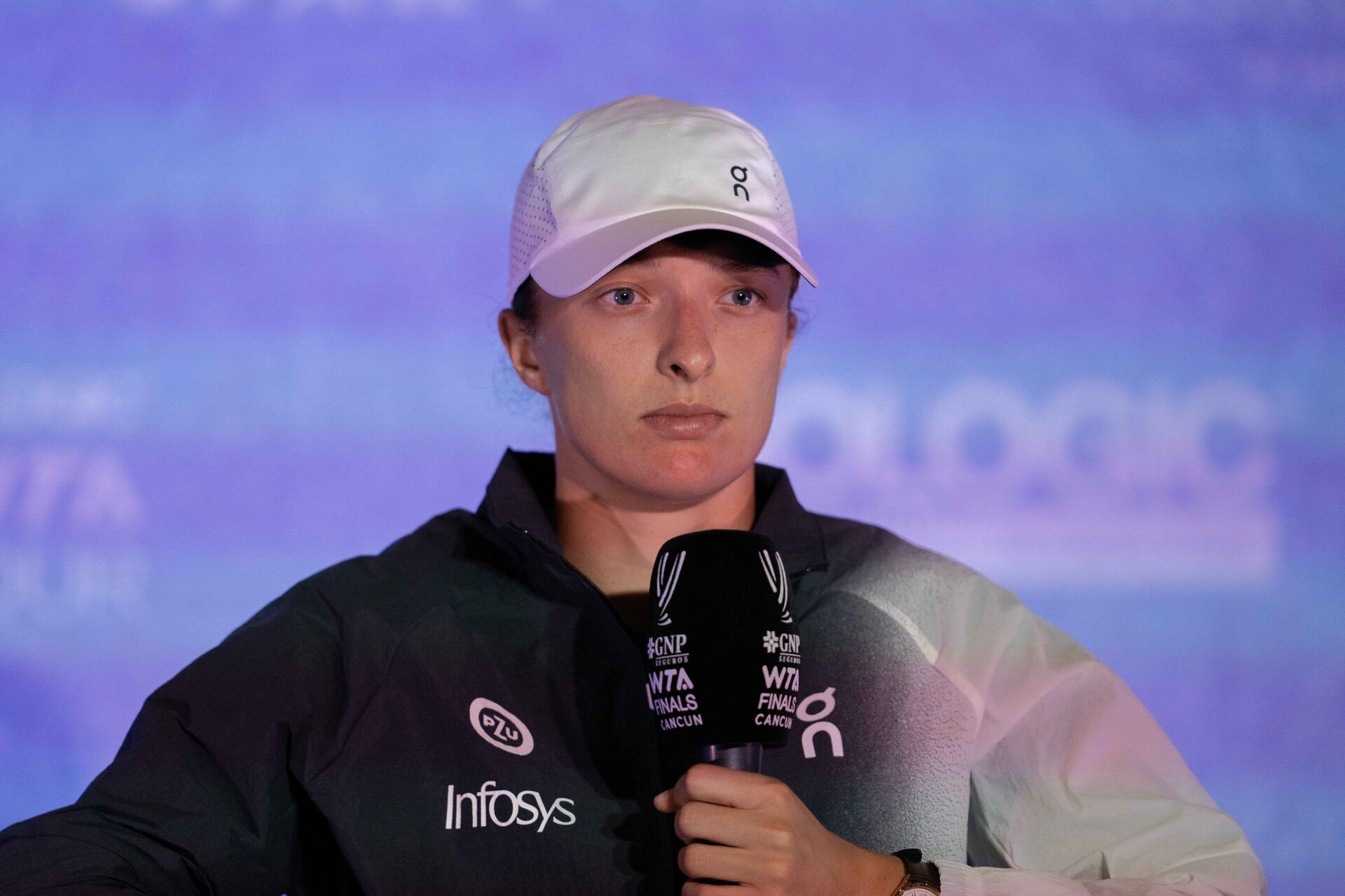 Iga Swiatek (POL) in her press conference after her match against Coco Gauff (USA) on day four of the GNP Saguaros WTA Finals Cancun.