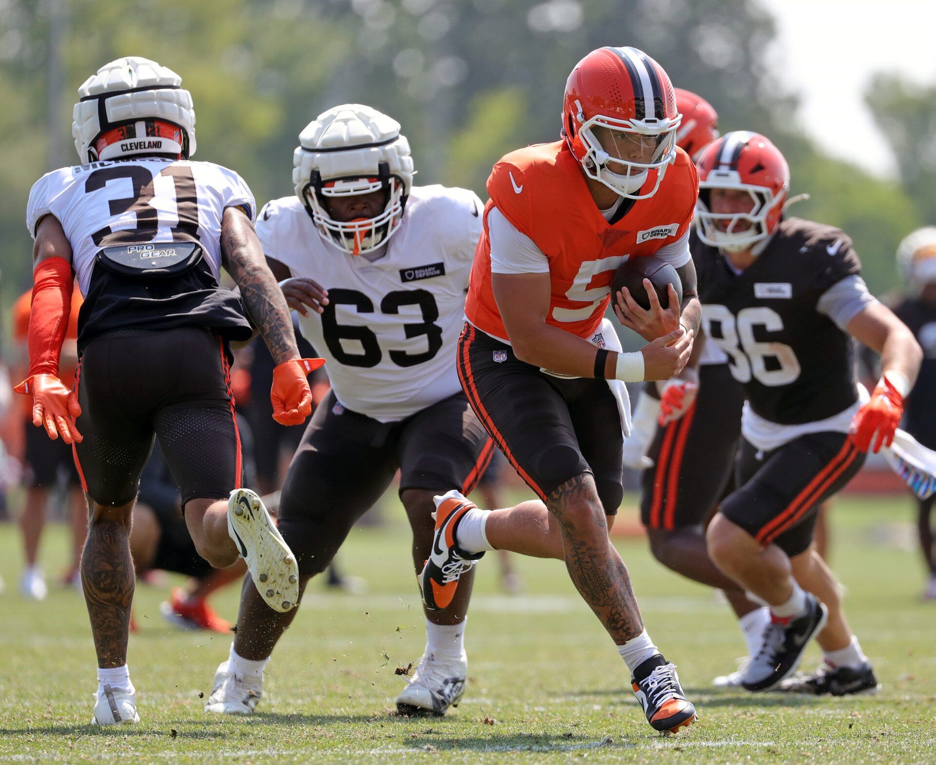 Cleveland Browns quarterback Dillon Gabriel (5) runs for yards during NFL training camp at CrossCountry Mortgage Campus, Friday, Aug. 1, 2025, in Berea, Ohio.