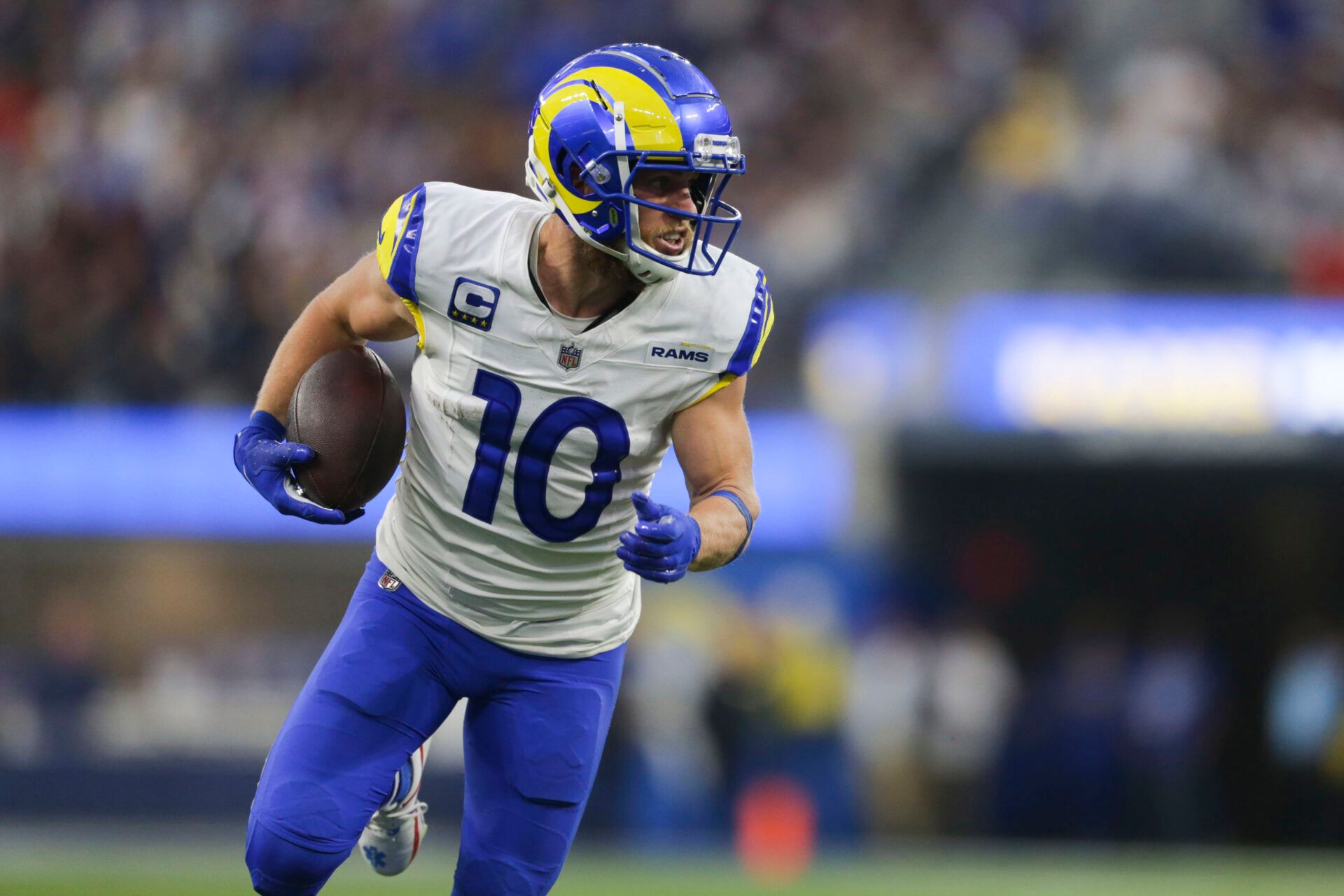 Los Angeles Rams wide receiver Cooper Kupp (10) runs the ball in a game against the Cleveland Browns in the second half at SoFi Stadium.