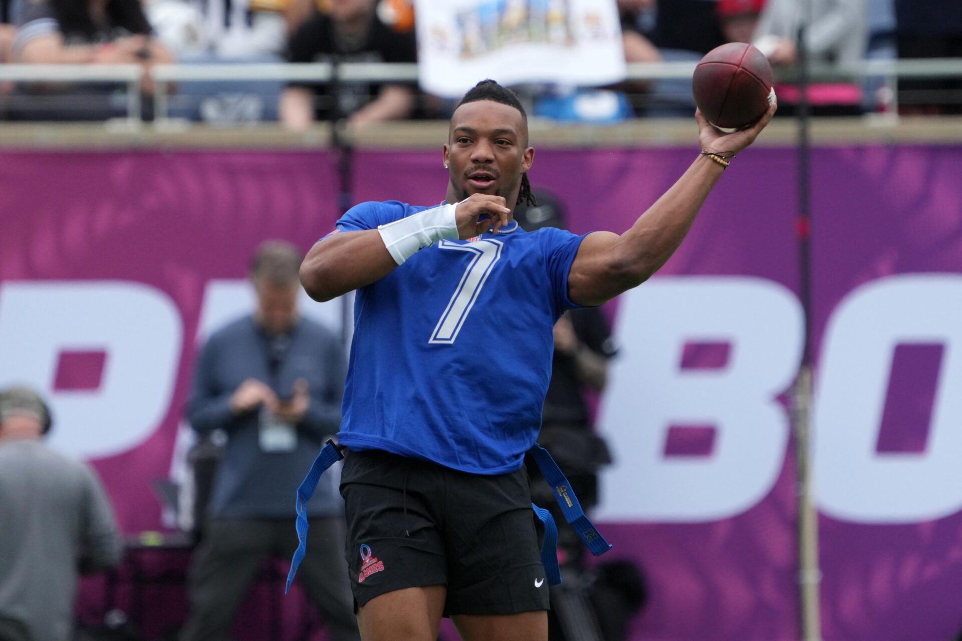 Atlanta Falcons running back Bijan Robinson (7) throws the ball during NFC Practice for the Pro Bowl Games at Camping World Stadium.