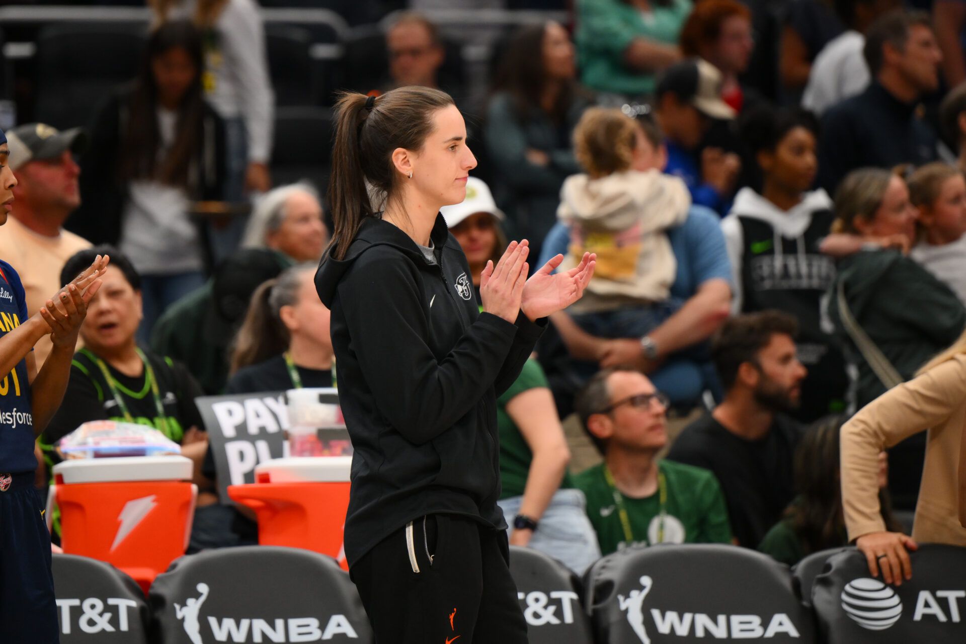 Caitlin Clark tiết lộ lời khuyên đau lòng gồm 8 chữ của mẹ cô sau chấn thương kinh hoàng của Phenom sốt