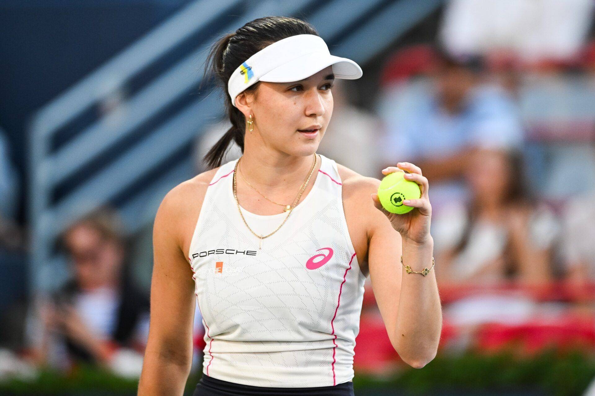 Eva Lys (GER) serves the ball to Iga Swiatek (POL) in third round play at IGA Stadium.