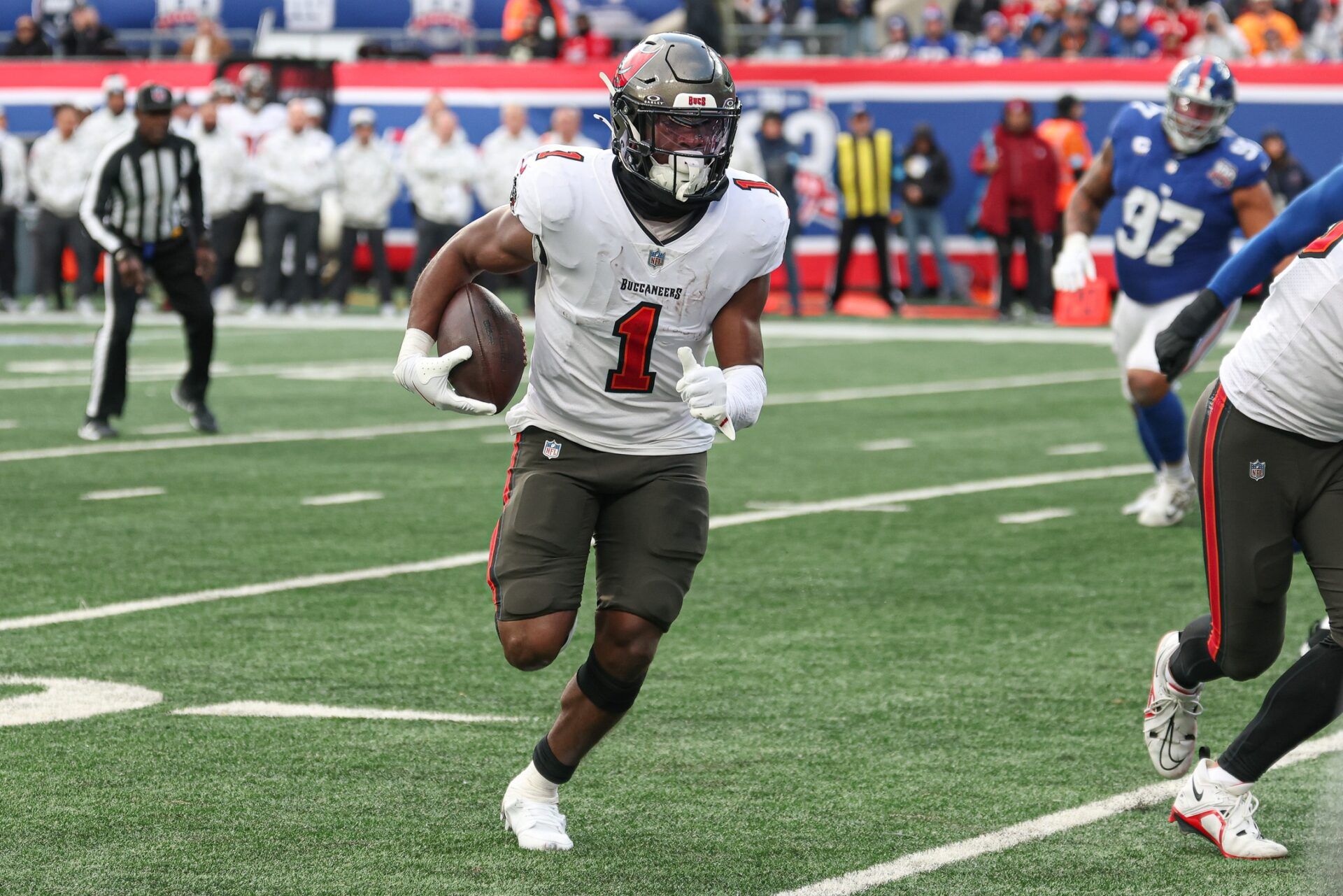 Tampa Bay Buccaneers running back Rachaad White (1) scores a rushing touchdown during the second half against the New York Giants at MetLife Stadium.