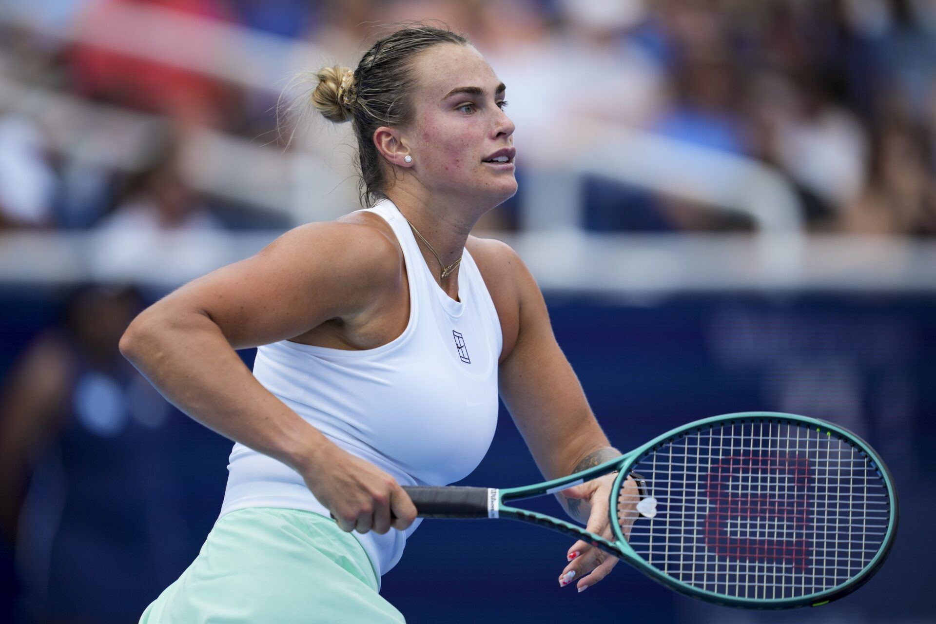 Aryna Sabalenka (BLR) returns a shot against Emma Raducanu (GBR) during the Cincinnati Open at the Lindner Family Tennis Center.