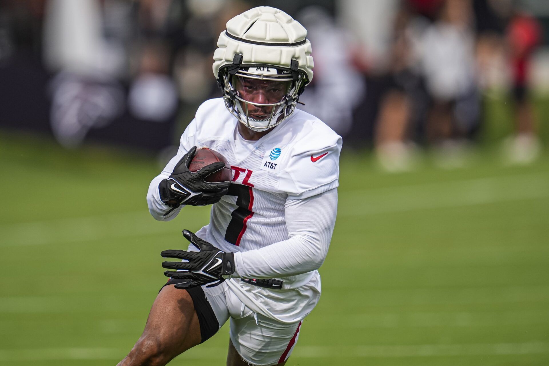 Atlanta Falcons running back Bijan Robinson (7) runs with the ball during training camp at IBM Performance Field.