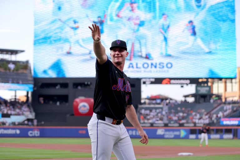 New York Mets first baseman Pete Alonso (20) waves after a ceremony celebrating his new Mets all time home run record before a game against the Atlanta Braves at Citi Field.