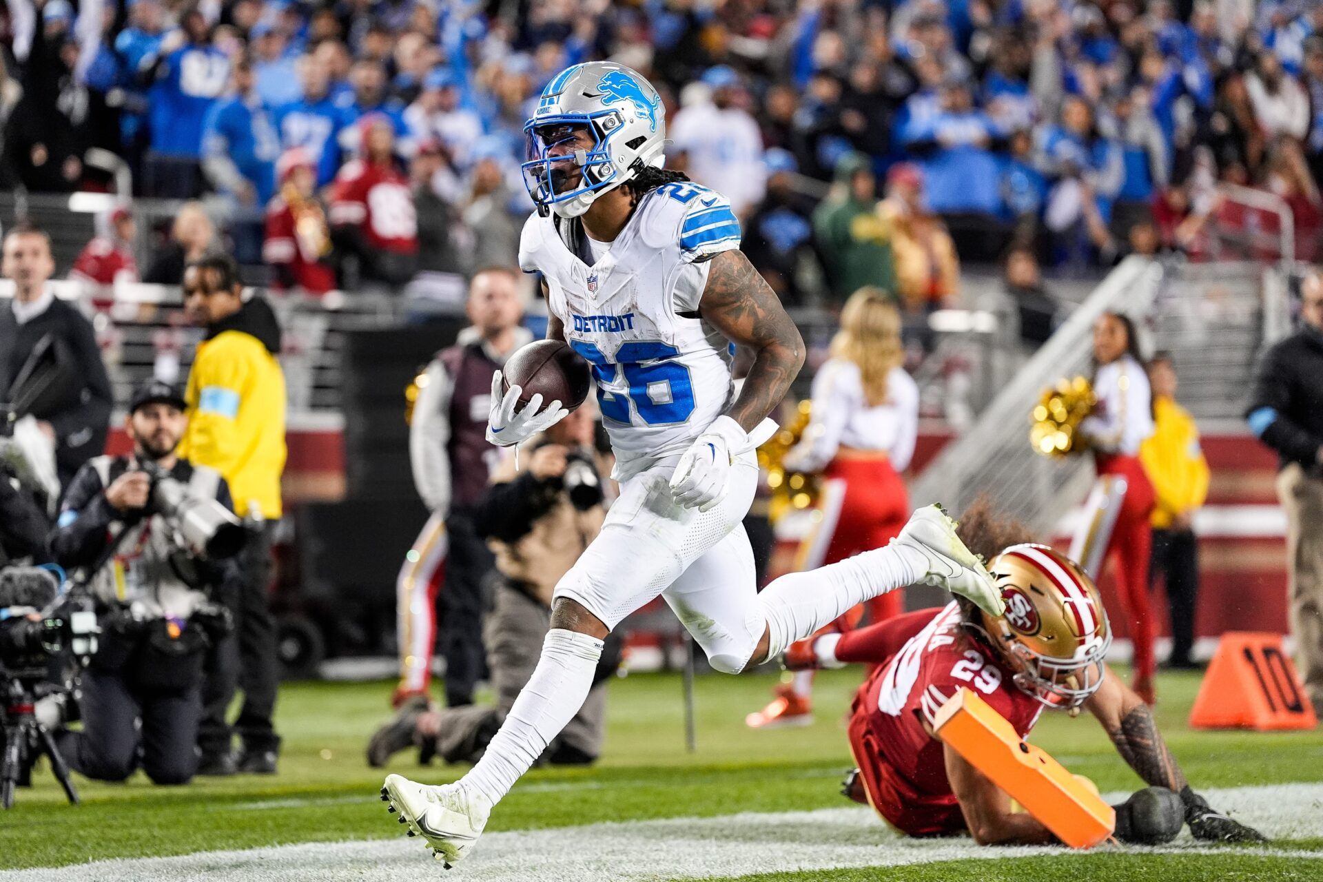 Detroit Lions running back Jahmyr Gibbs (26) runs for a touchdown against San Francisco 49ers safety Talanoa Hufanga (29) during the second half at Levi's Stadium in Santa Clara, Calif. on Monday, Dec. 30, 2024.