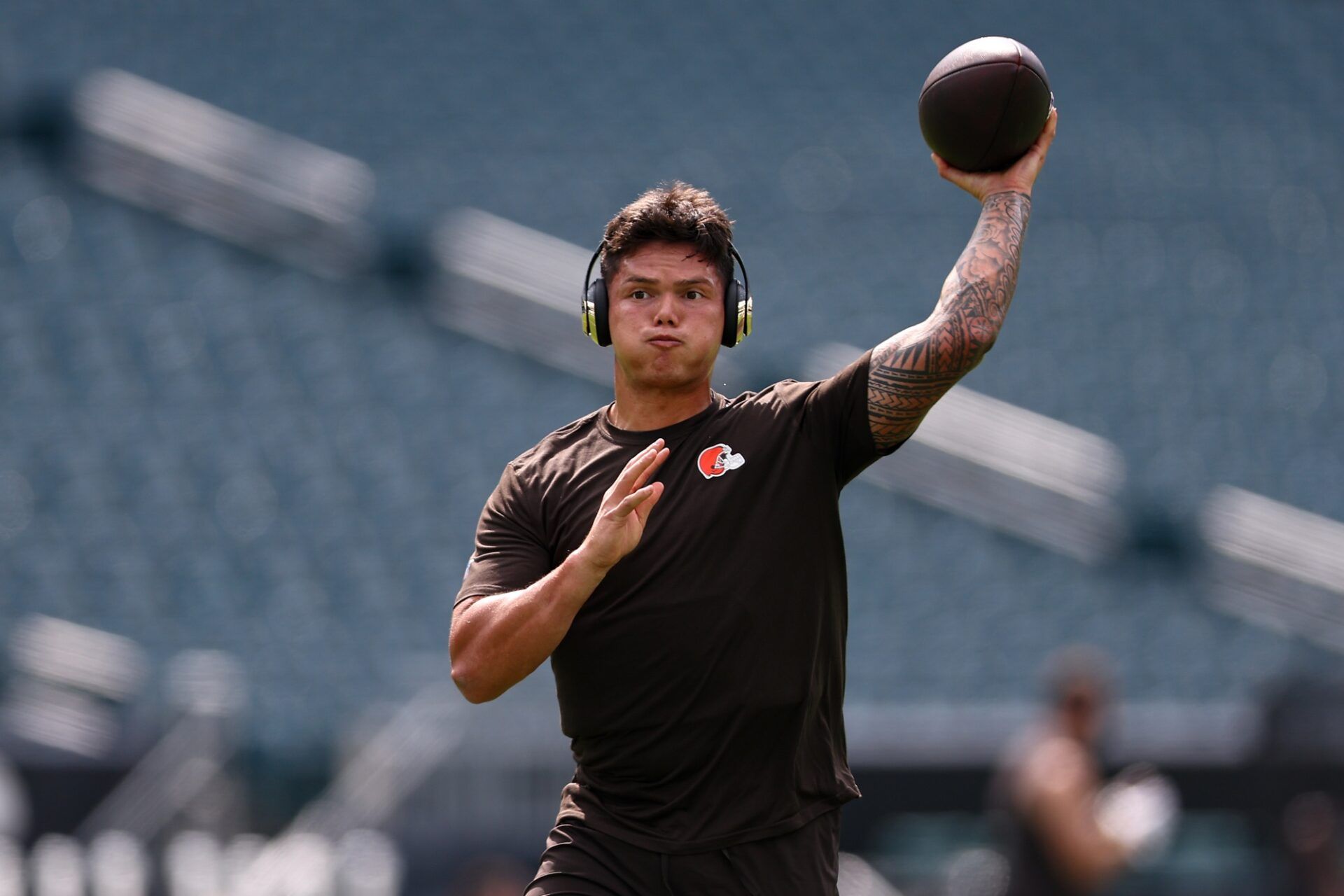 Cleveland Browns quarterback Dillon Gabriel warms up before action against the Philadelphia Eagles at Lincoln Financial Field.