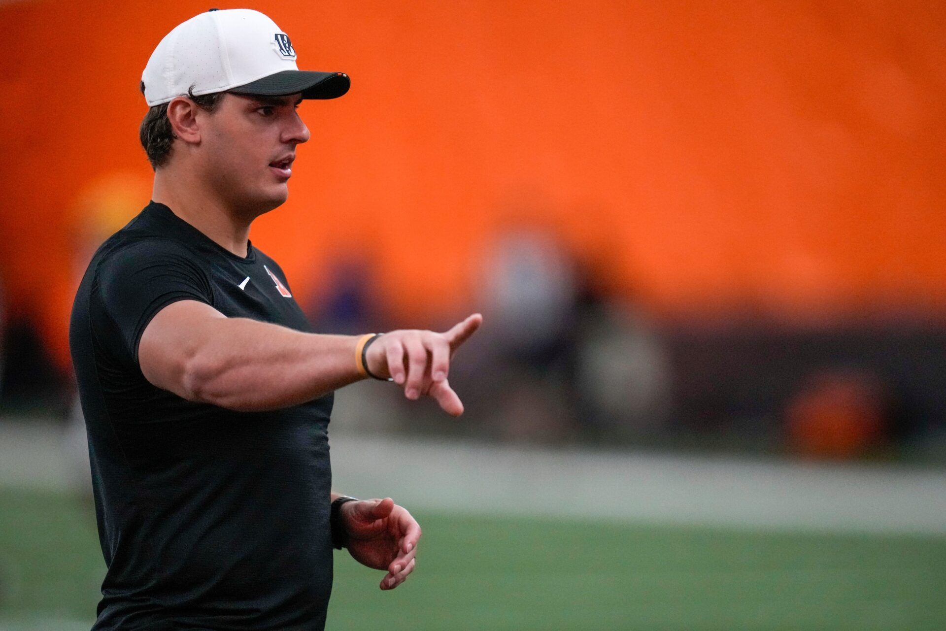 Cincinnati Bengals defensive end Trey Hendrickson (91) assists with drills during a preseason training camp practice in downtown Cincinnati on Thursday, July 31, 2025.