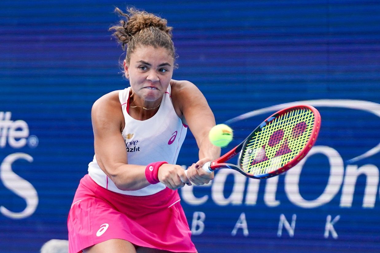 Jasmine Paolini returns a serve to Veronika Kudermetova in the Cincinnati Open women’s singles semifinals, Sunday, Aug. 17, 2025, at the Lindner Family Tennis Center in Mason, Oh. Paolini won 6-3, 6-7, 6-3.