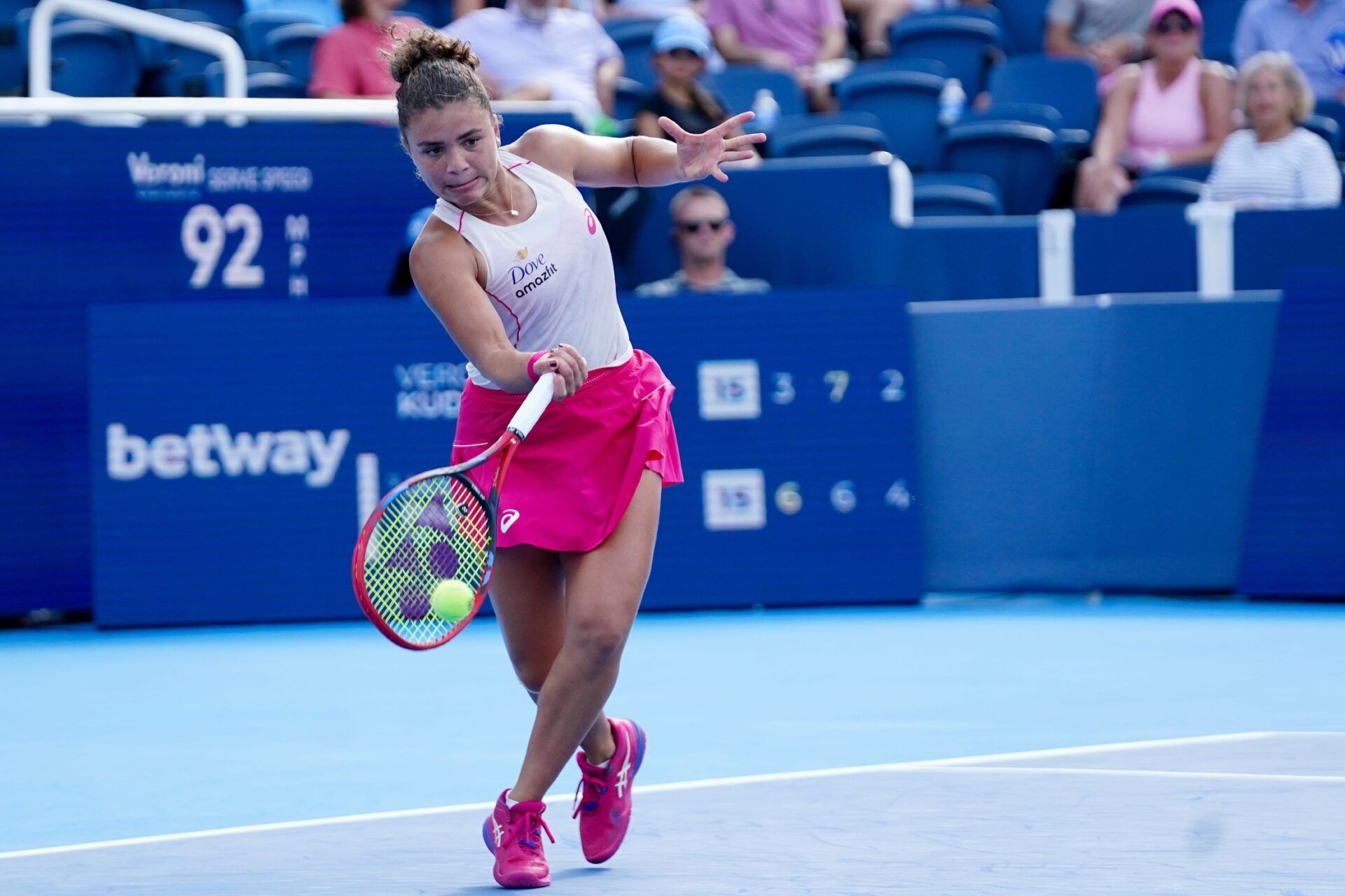 Jasmine Paolini returns a serve to Veronika Kudermetova in the Cincinnati Open women’s singles semifinals, Sunday, Aug. 17, 2025, at the Lindner Family Tennis Center in Mason, Oh. Paolini won 6-3, 6-7, 6-3.