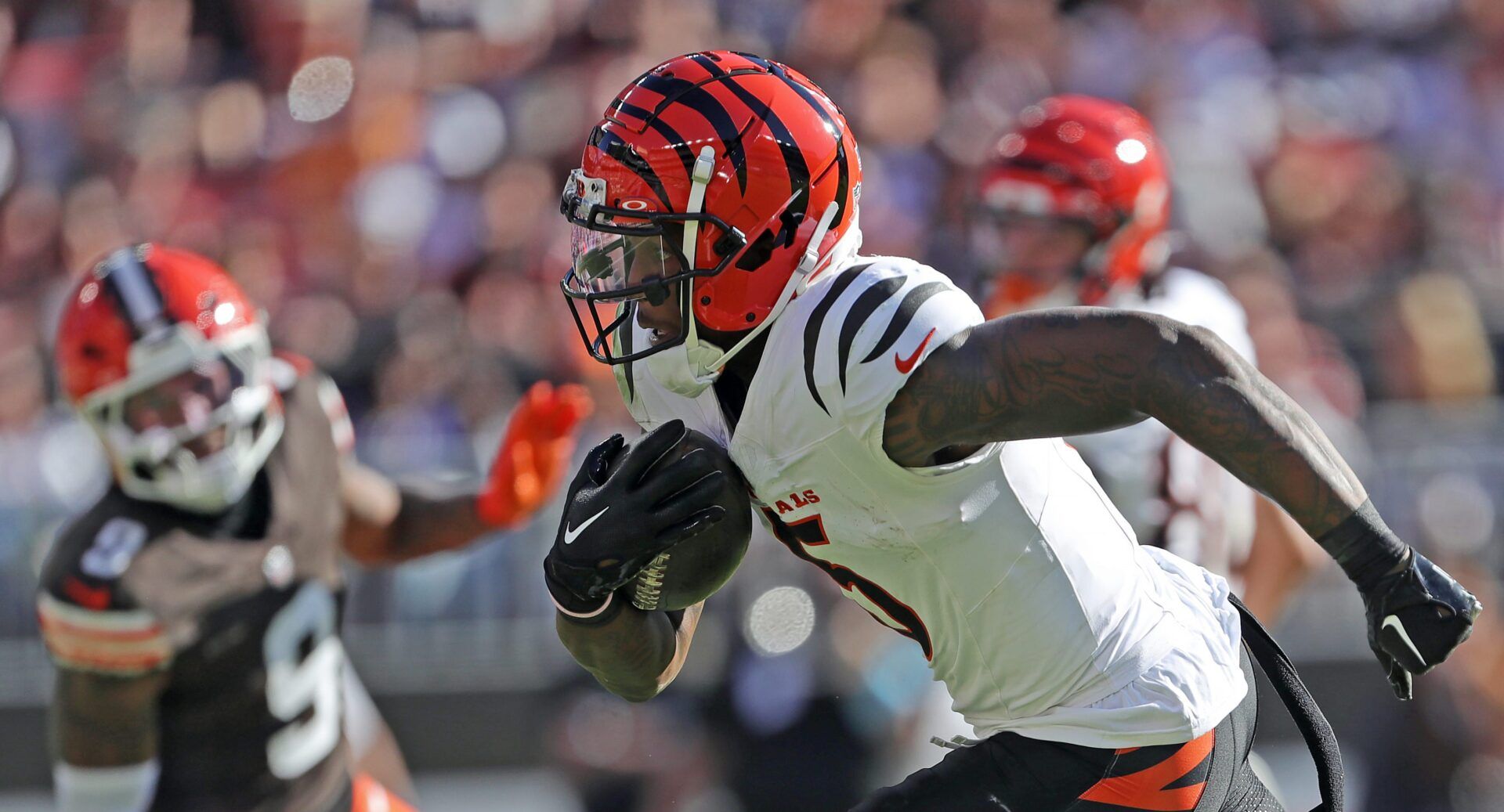 Cincinnati Bengals wide receiver Tee Higgins (5) runs in for a touchdown after a catch during the second half of an NFL football game at Huntington Bank Field, Sunday, Oct. 20, 2024, in Cleveland, Ohio.