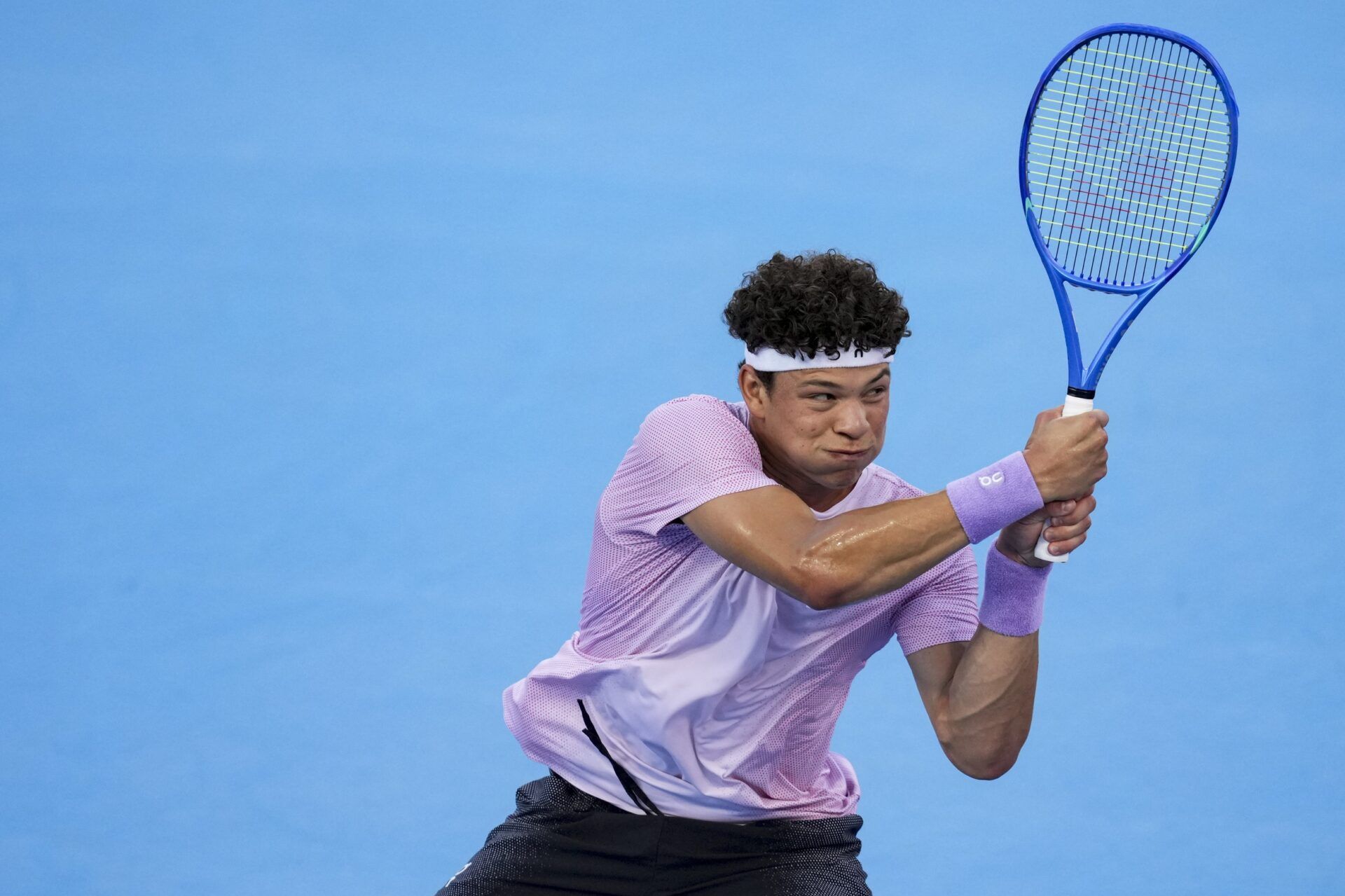 Ben Shelton (USA) returns a shot against Alexander Zverev (GER) during the Cincinnati Open at the Lindner Family Tennis Center.