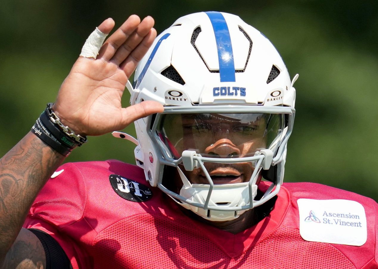 Indianapolis Colts quarterback Anthony Richardson Sr. (5) reaches for a high five Thursday, Aug. 14, 2025, at a joint practice with the Green Bay Packers during training camp at Grand Park in Westfield.