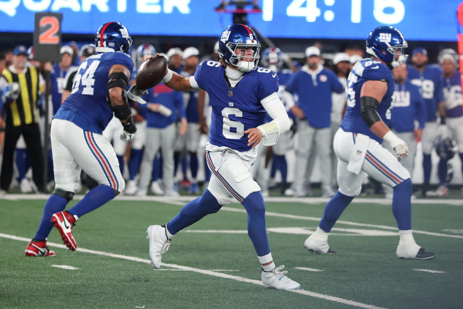 New York Giants quarterback Jaxson Dart (6) throws a pass during the first quarter against the New England Patriots at MetLife Stadium.