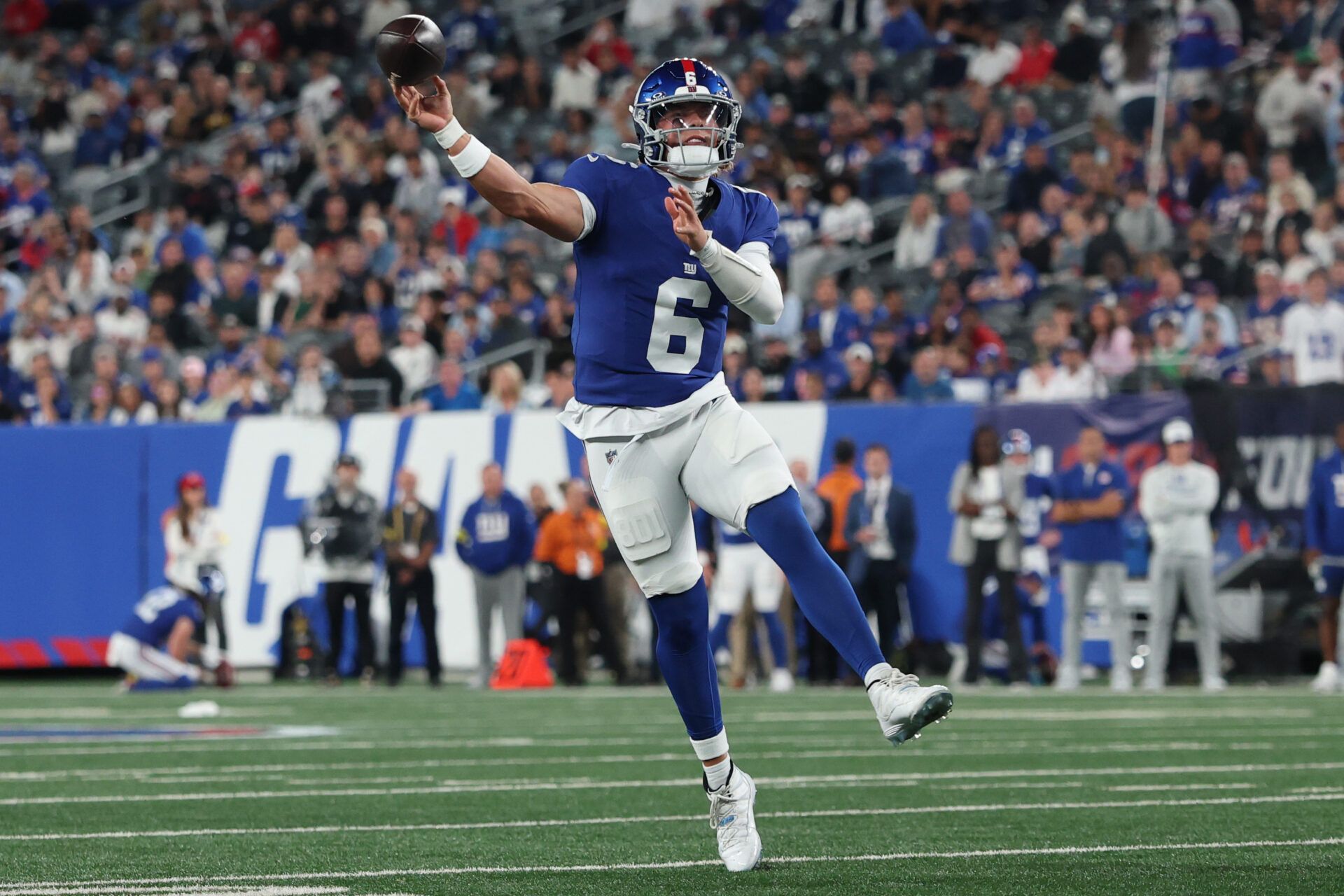 New York Giants quarterback Jaxson Dart (6) throws a pass during the first quarter against the New England Patriots at MetLife Stadium.