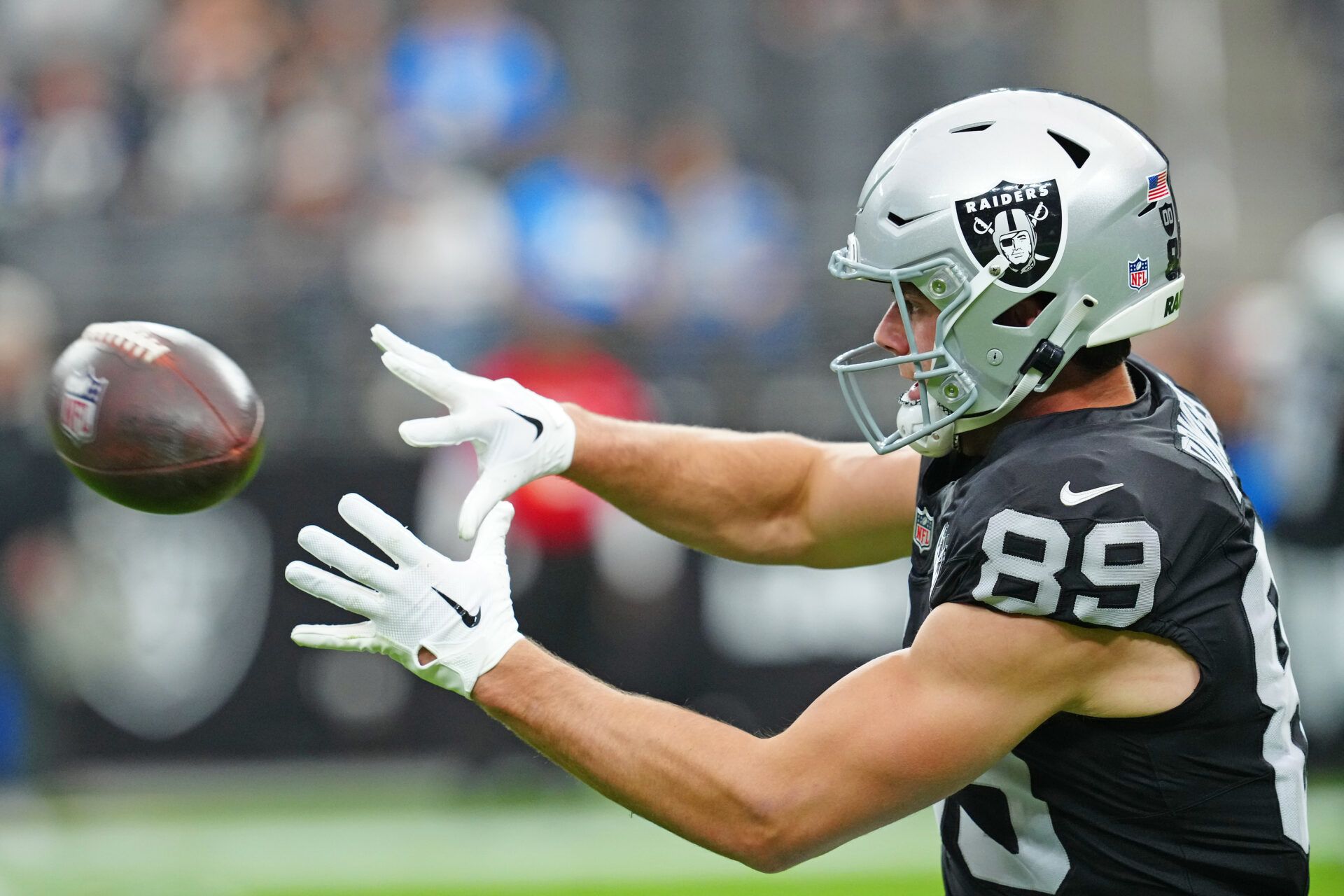 Las Vegas Raiders tight end Brock Bowers (89) warms up before a game against the Los Angeles Chargers at Allegiant Stadium.