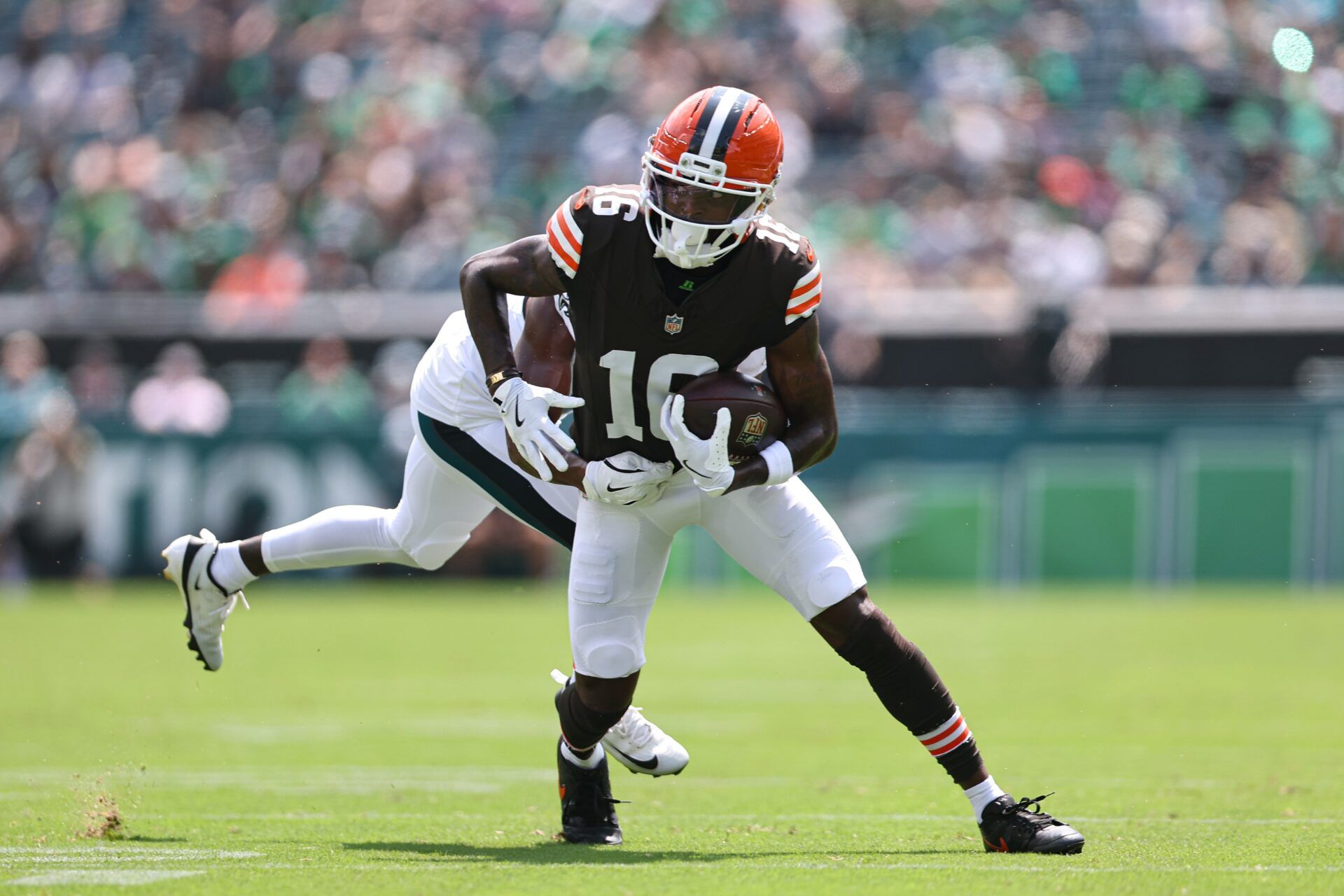 Cleveland Browns wide receiver Diontae Johnson (16) makes a catch against the Philadelphia Eagles during the first quarter at Lincoln Financial Field.