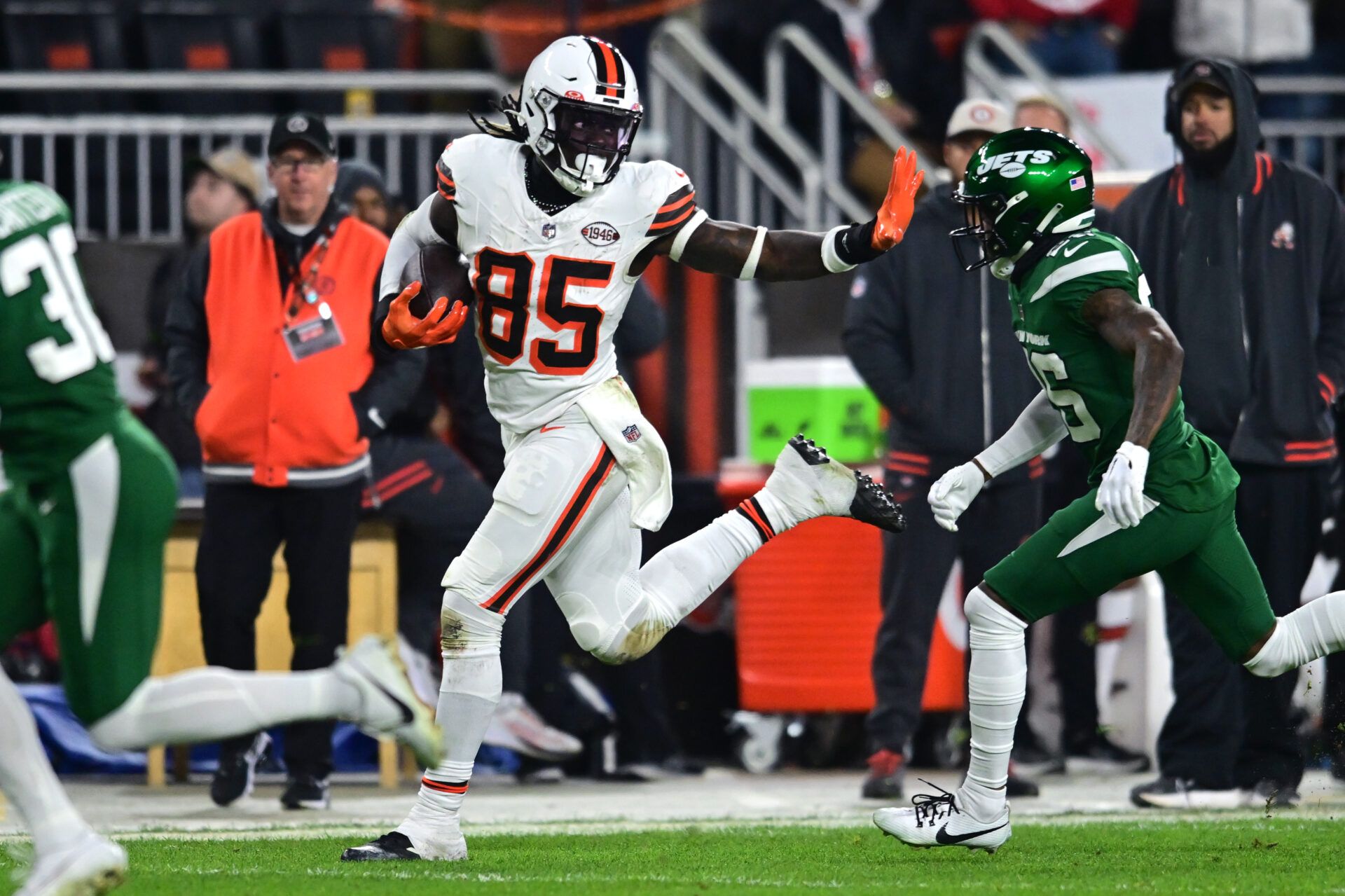 Cleveland Browns tight end David Njoku (85) runs with the ball after a catch against the New York Jets during the first half at Cleveland Browns Stadium.