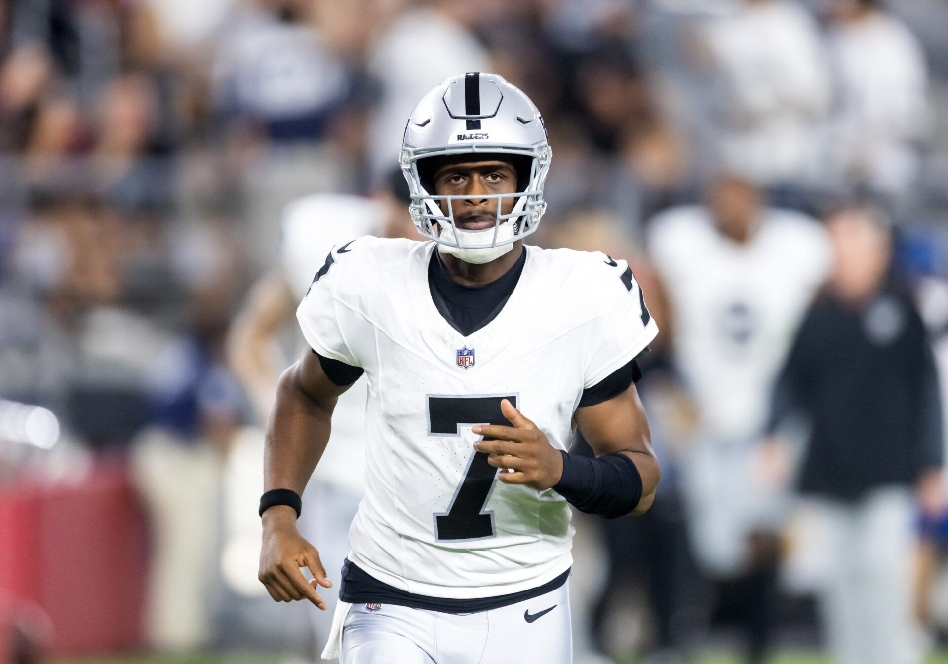 Las Vegas Raiders quarterback Geno Smith (7) against the Arizona Cardinals during a preseason NFL game at State Farm Stadium.