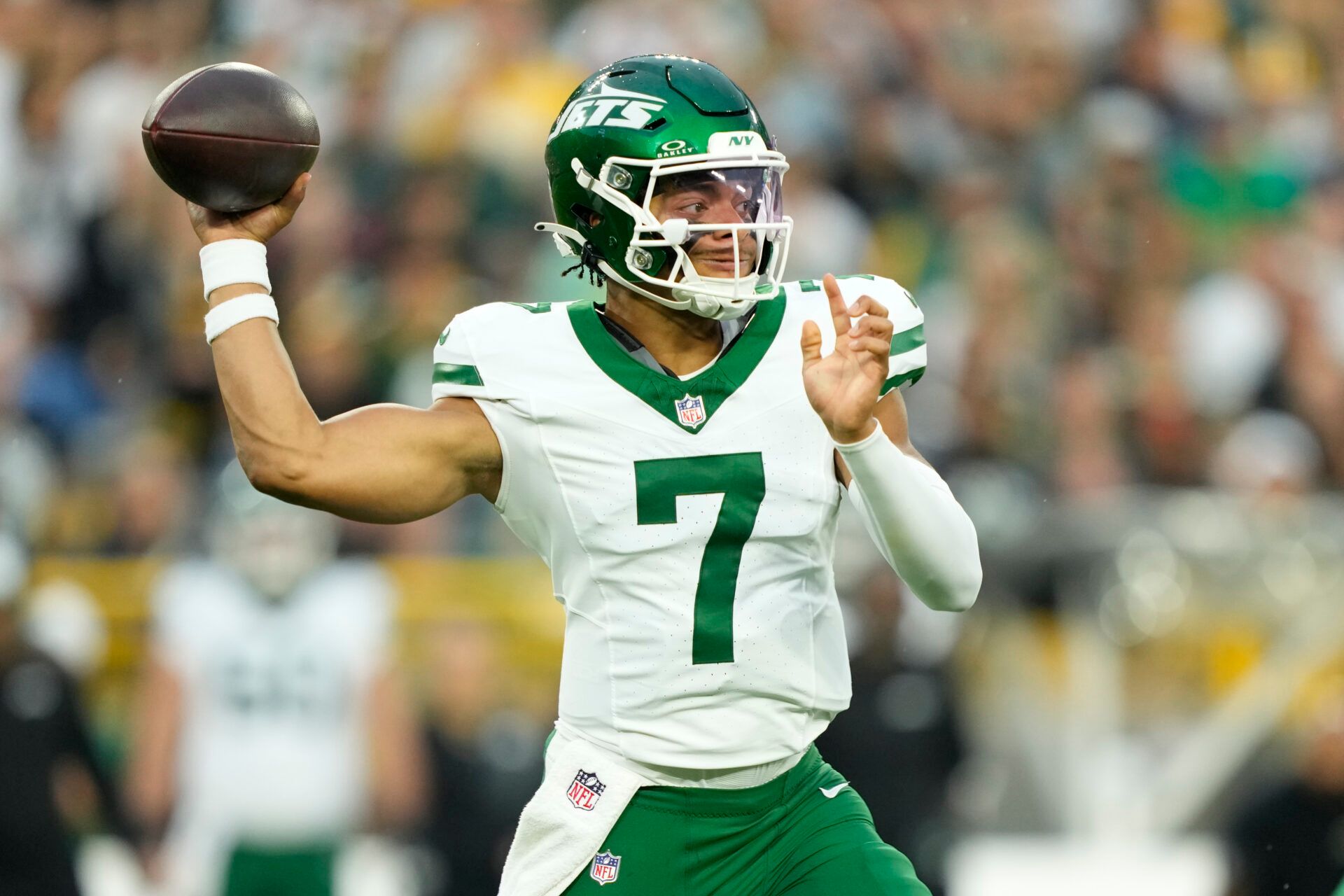 New York Jets quarterback Justin Fields (7) throws a pass during the first quarter against the Green Bay Packers at Lambeau Field.