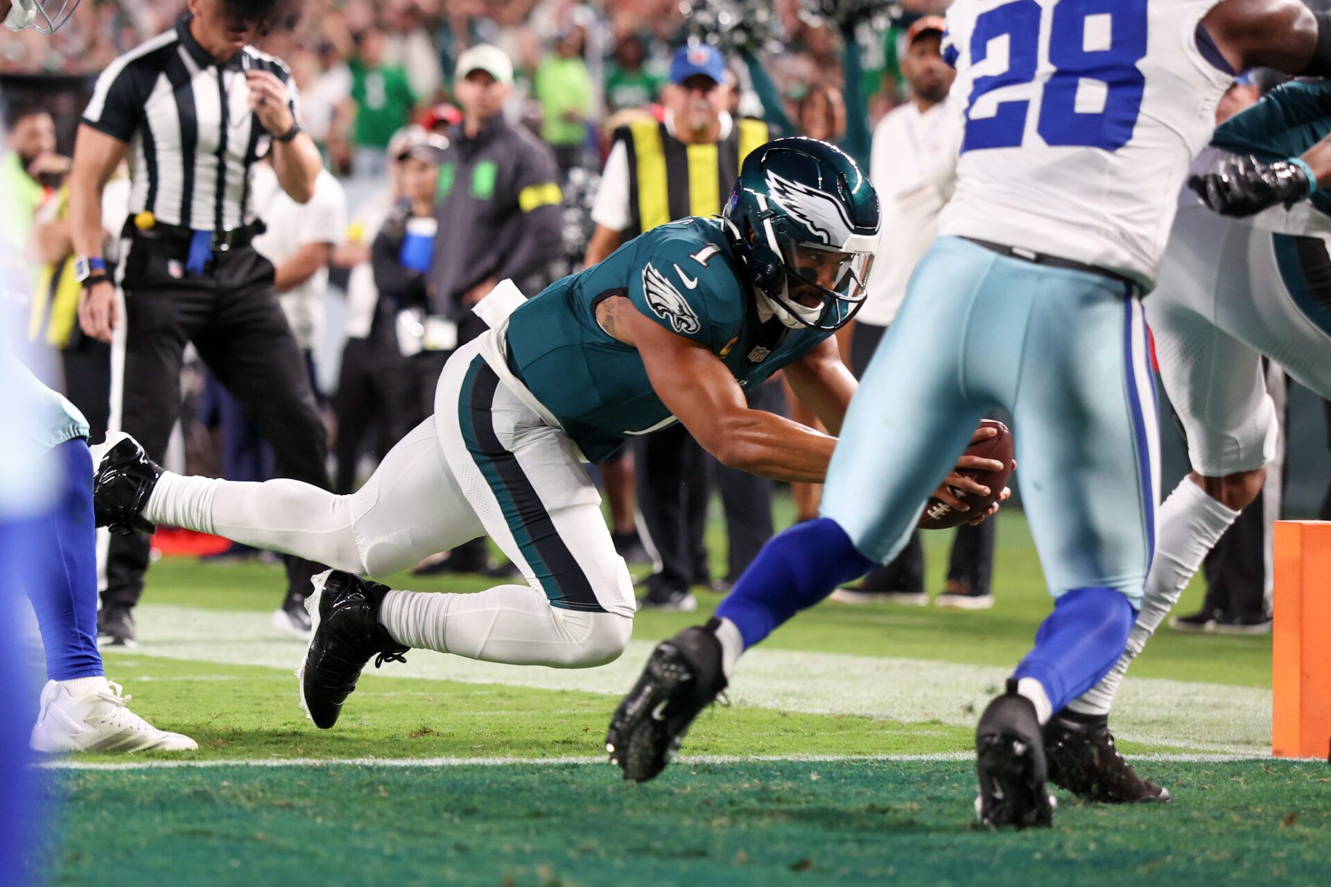 Philadelphia Eagles quarterback Jalen Hurts (1) carries the ball for a touchdown against the Dallas Cowboys during the second quarter of the game at Lincoln Financial Field.