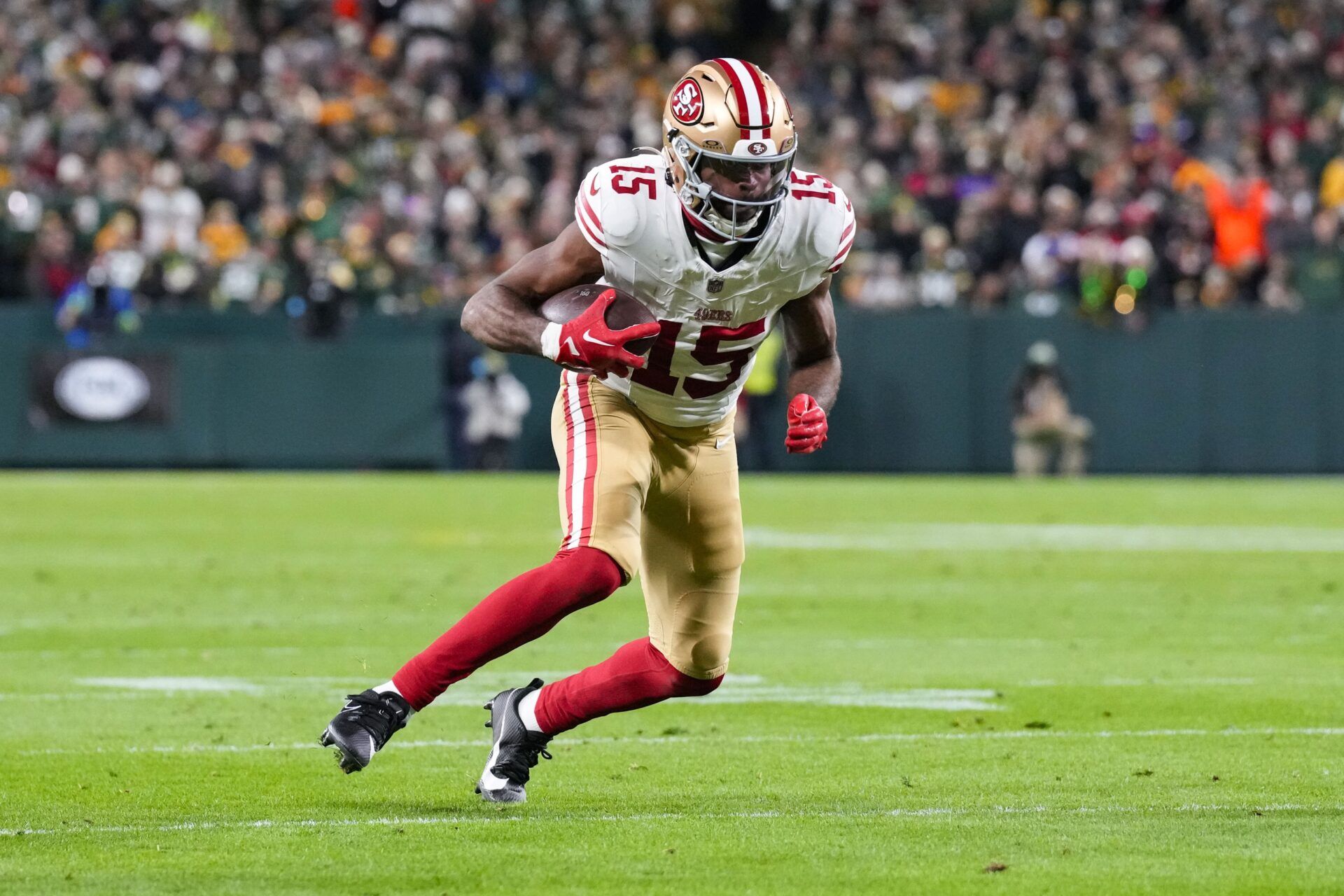 San Francisco 49ers wide receiver Jauan Jennings (15) rushes with the football after catching a pass during the second quarter against the Green Bay Packers at Lambeau Field.