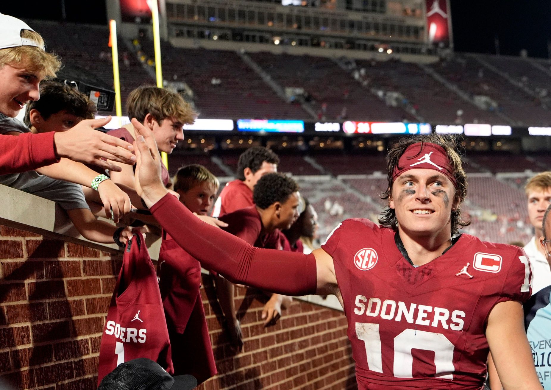 Oklahoma's John Mateer (10) greets following the college football game between the University of Oklahoma Sooner and the University of Michigan Wolverines at the Gaylord Family Ð Oklahoma Memorial Stadium in Norman, Okla., Saturday, Sept. 6, 2025.
