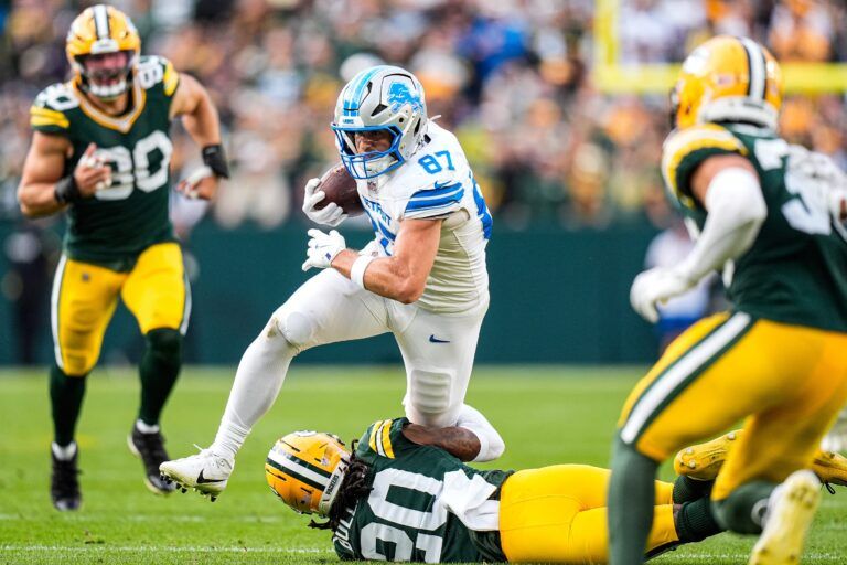 Detroit Lions tight end Sam LaPorta (87) makes a catch against Green Bay Packers safety Javon Bullard (20) during the second half at Lambeau Field in Green Bay, Wis., on Sunday, September 7, 2025.