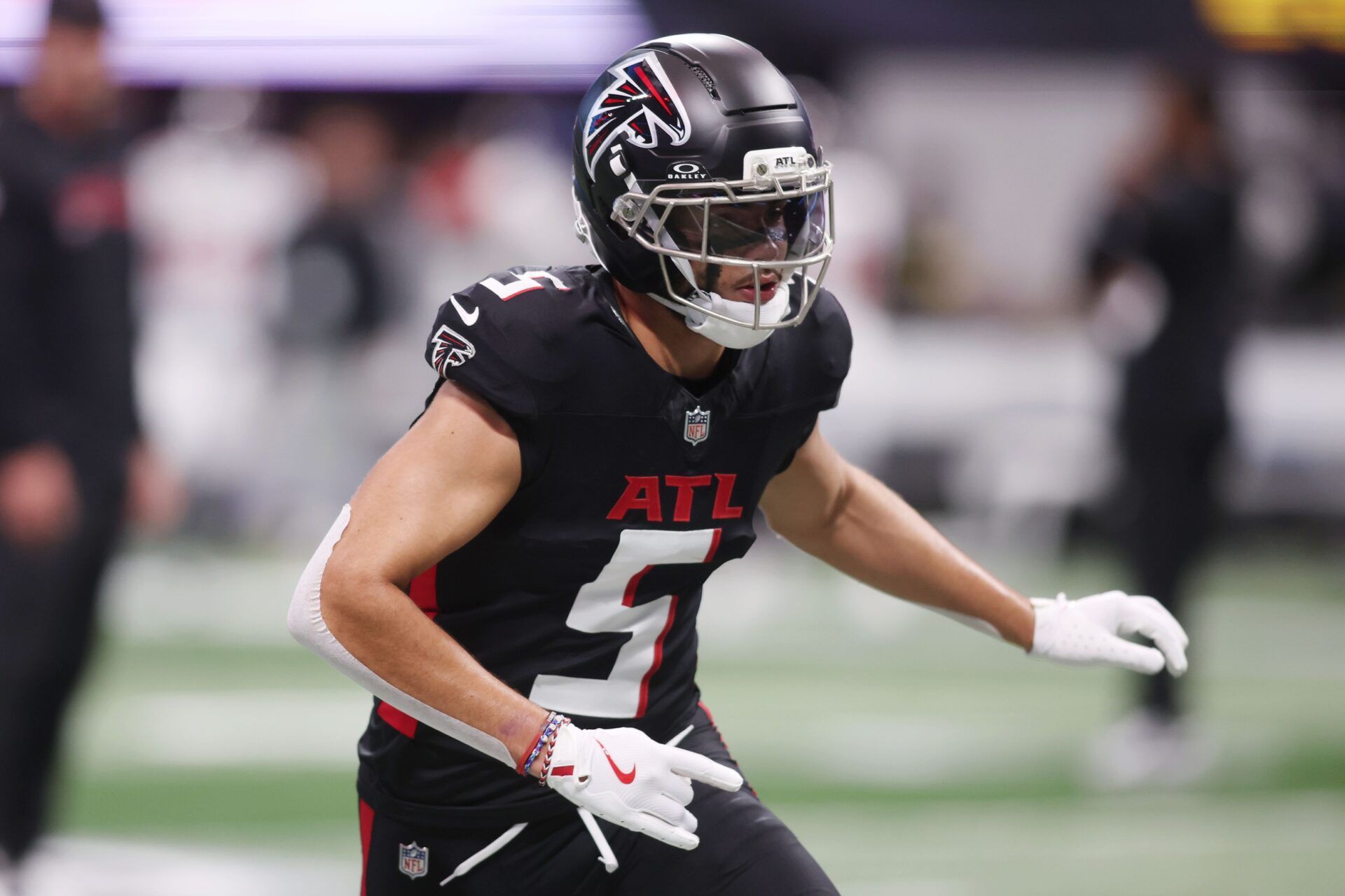 Atlanta Falcons wide receiver Drake London (5) during warmups before the game against the Tampa Bay Buccaneers at Mercedes-Benz Stadium.