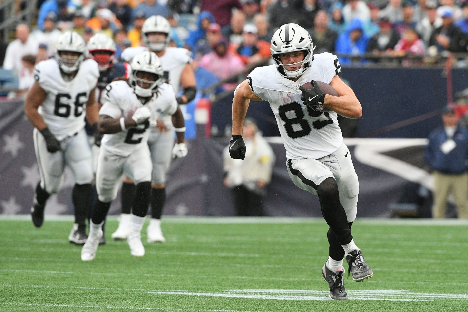 Las Vegas Raiders tight end Brock Bowers (89) makes a catch against the New England Patriots during the second half at Gillette Stadium.