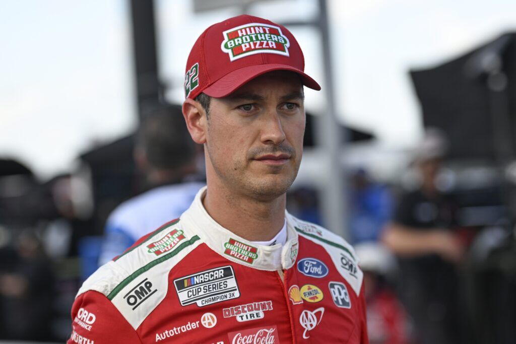 NASCARは、レース後の体重ルールの曲げに続いて、ジョーイ・ロガノとトラックハウスで激しくひび割れます