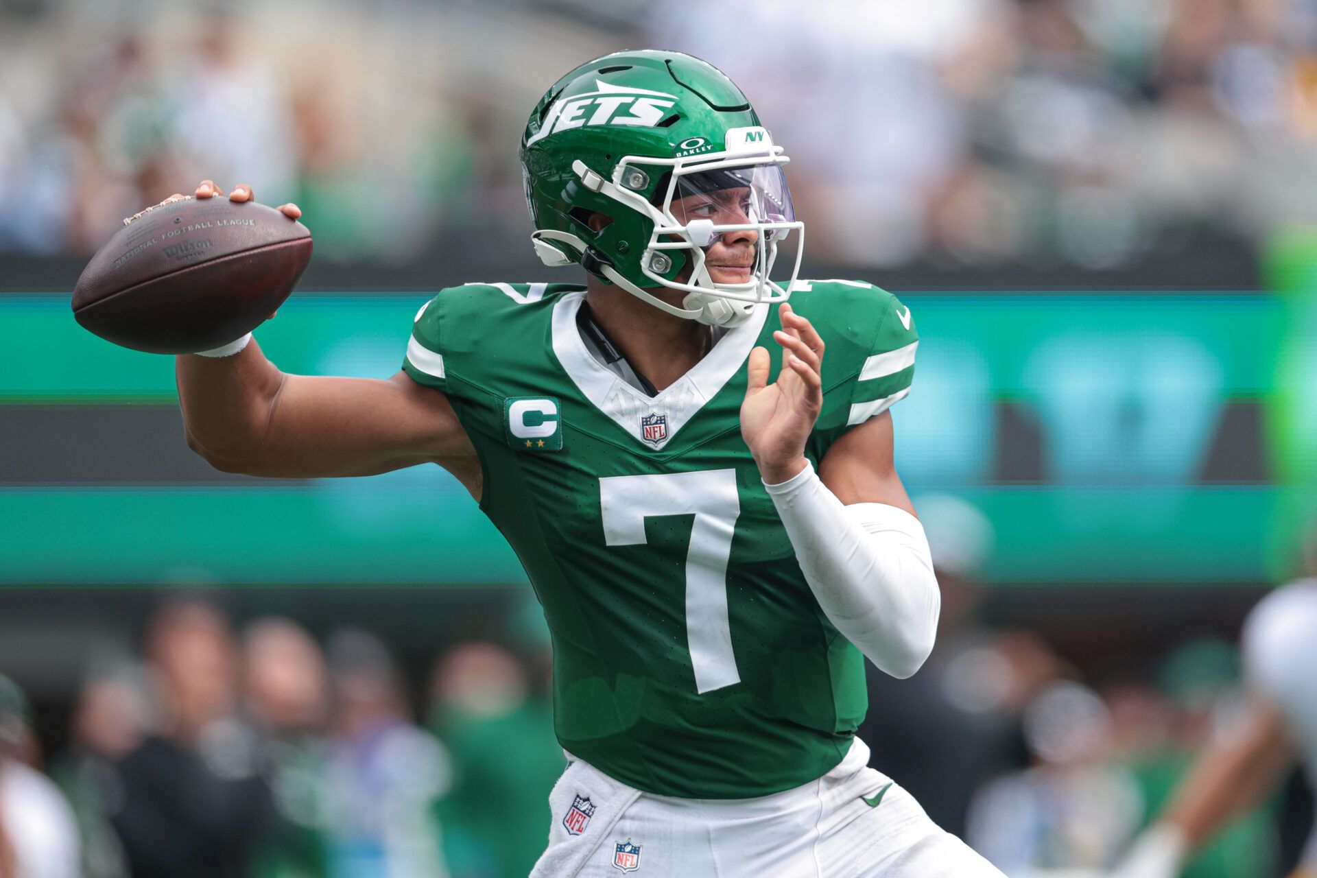 New York Jets quarterback Justin Fields (7) throws the ball during the game against the Pittsburgh Steelers at MetLife Stadium.