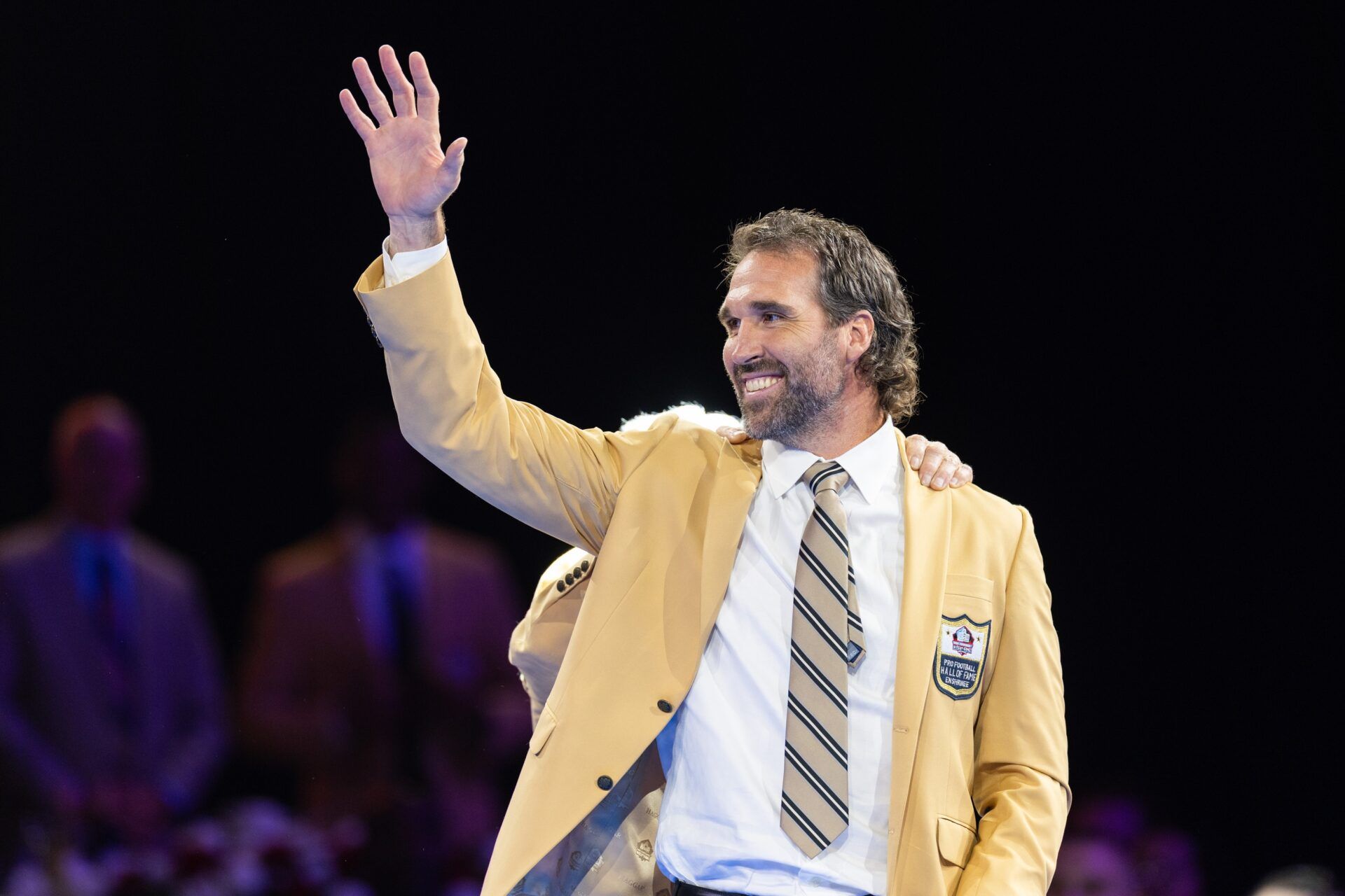 Jared Allen waves to the crowd at the 2025 Pro Football Hall of Fame Enshrinees’ Gold Jacket Dinner at Canton Memorial Civic Center.