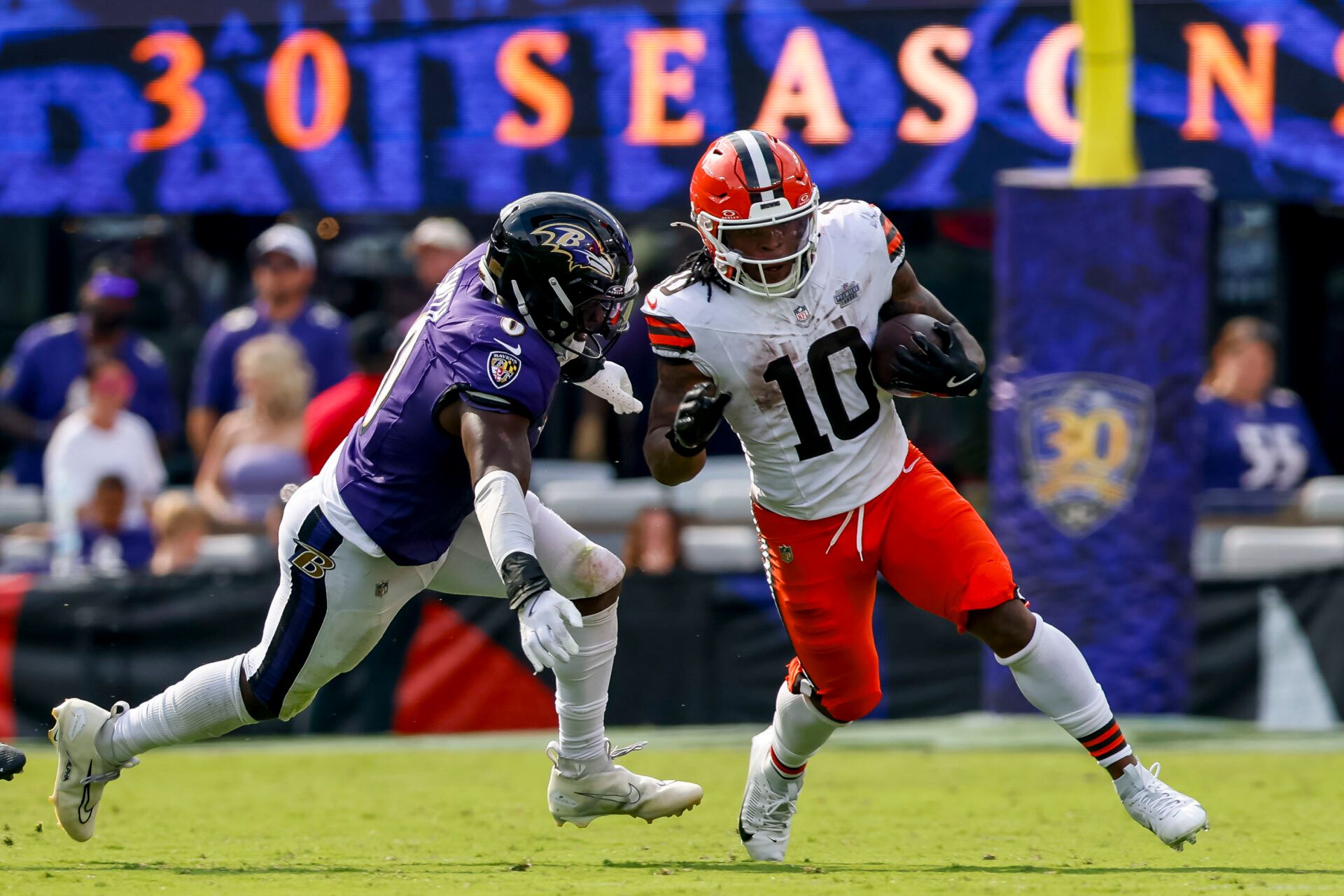 Cleveland Browns running back Quinshon Judkins (10) runs the ball against Baltimore Ravens linebacker Roquan Smith (0) during the fourth quarter at M&T Bank Stadium.