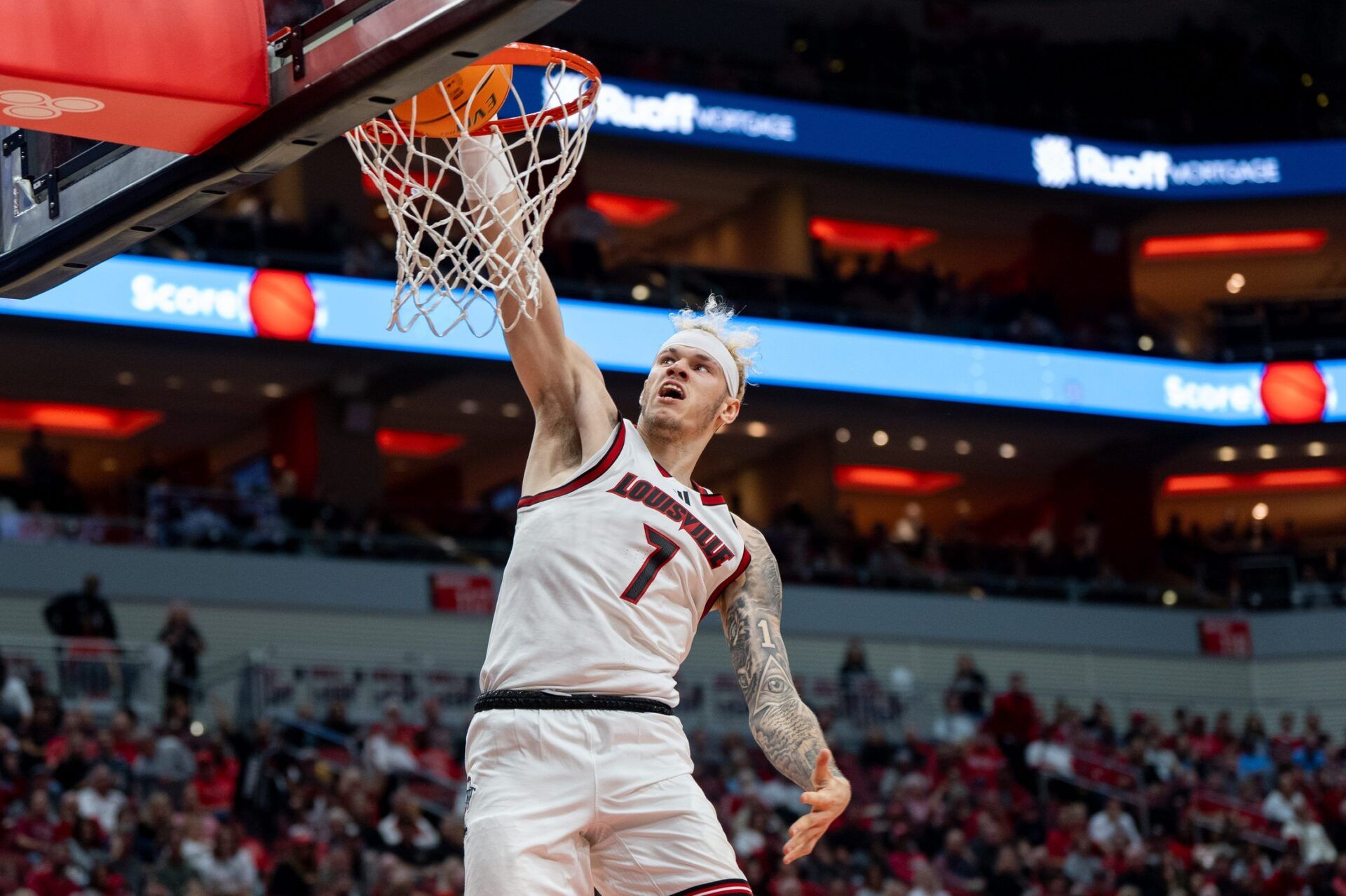 Louisville Cardinals forward Kasean Pryor (7) dunks the ball during their game against the Bellarmine Knights on Tuesday, Nov. 19, 2024 at the KFC Yum! Center in Louisville, Ky.