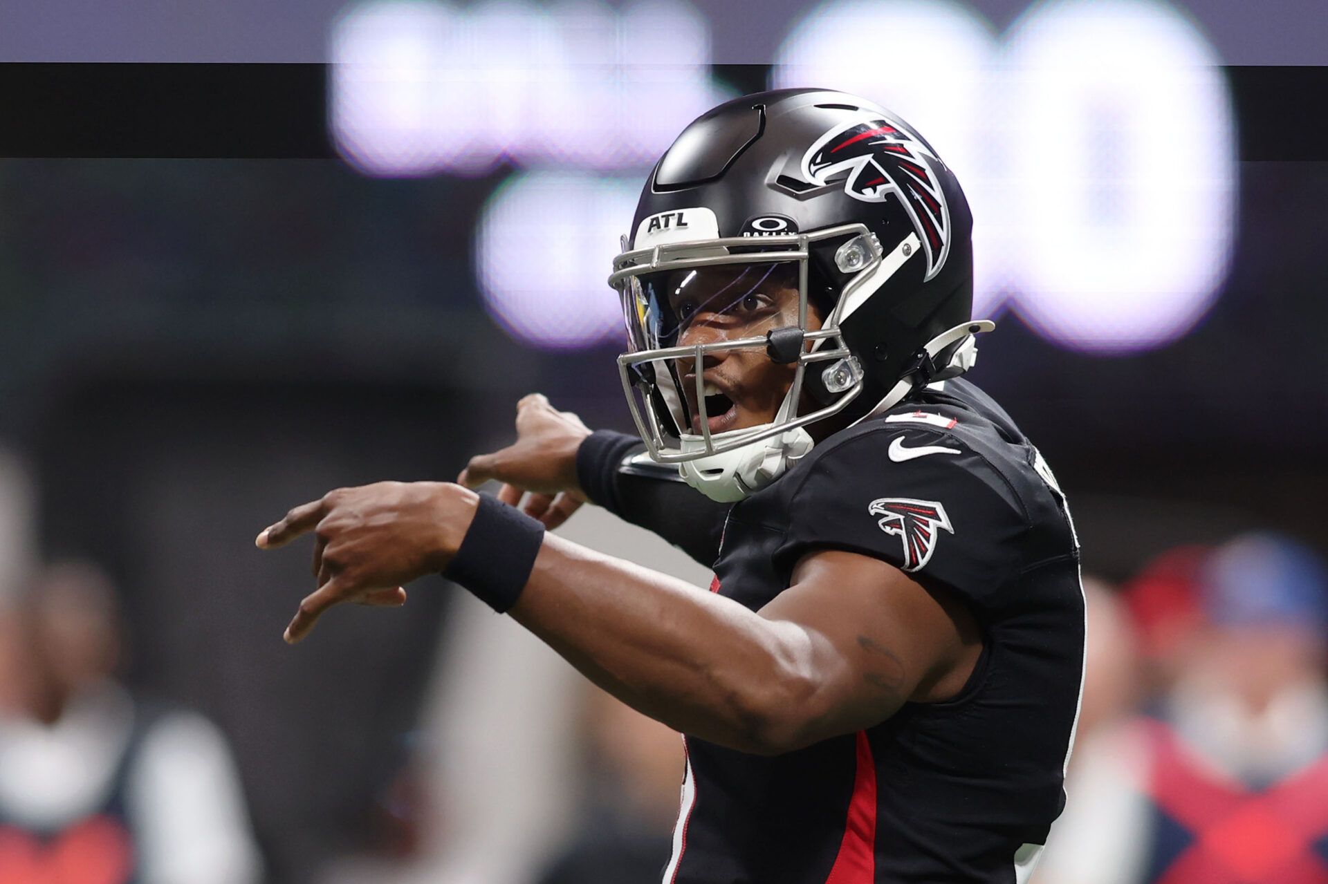 Atlanta Falcons quarterback Michael Penix Jr. (9) directs teammates before a play against the Tampa Bay Buccaneers during the second quarter at Mercedes-Benz Stadium.