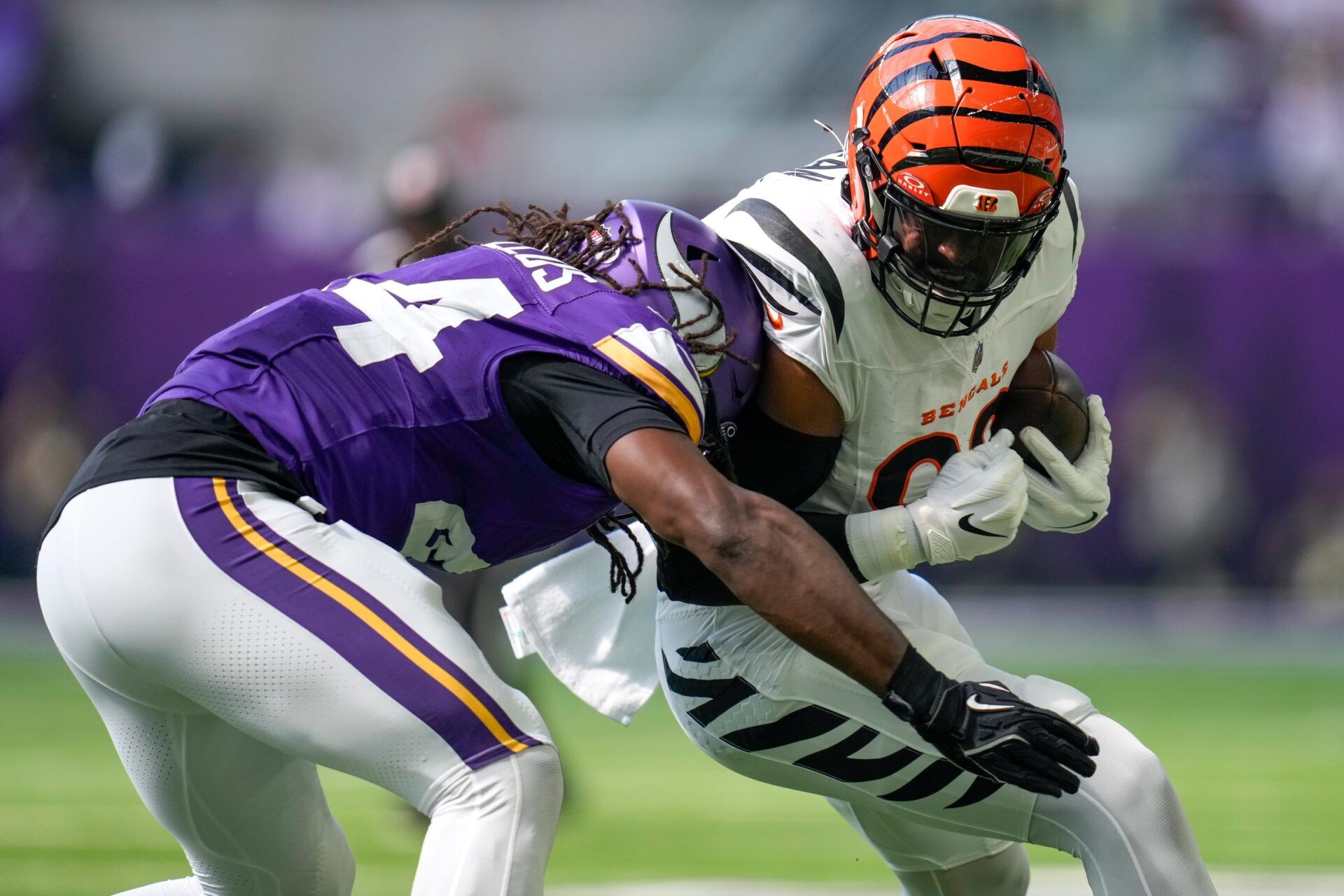 Cincinnati Bengals tight end Noah Fant (86) is wrapped after a catch in the first quarter of the NFL Week 3 game between the Minnesota Vikings and the Cincinnati Bengals at U.S. Bank Stadium in Minneapolis on Sunday, Sept. 21, 2025.