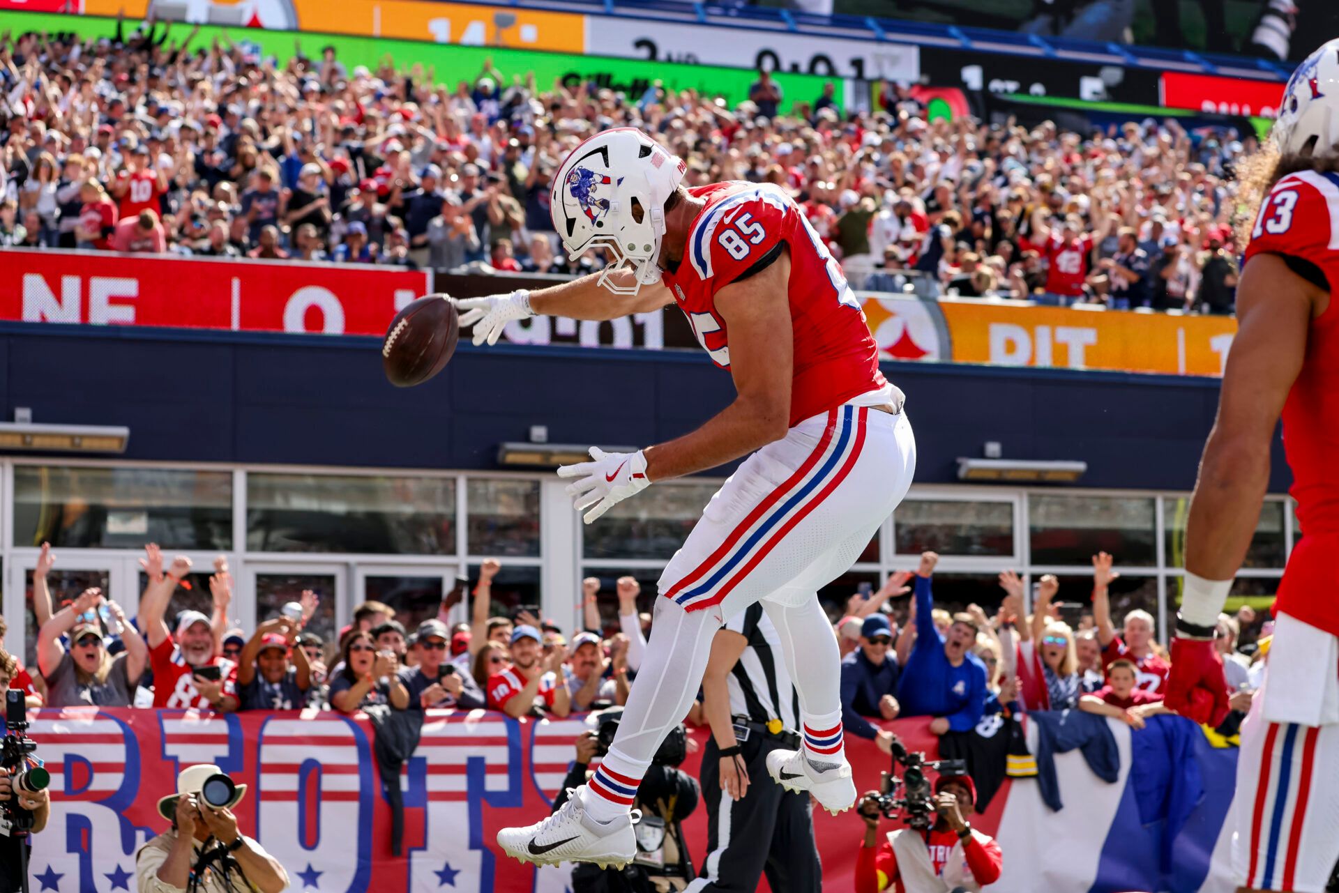 New England Patriots tight end Hunter Henry (85) scores a touchdown during the second quarter at Gillette Stadium.