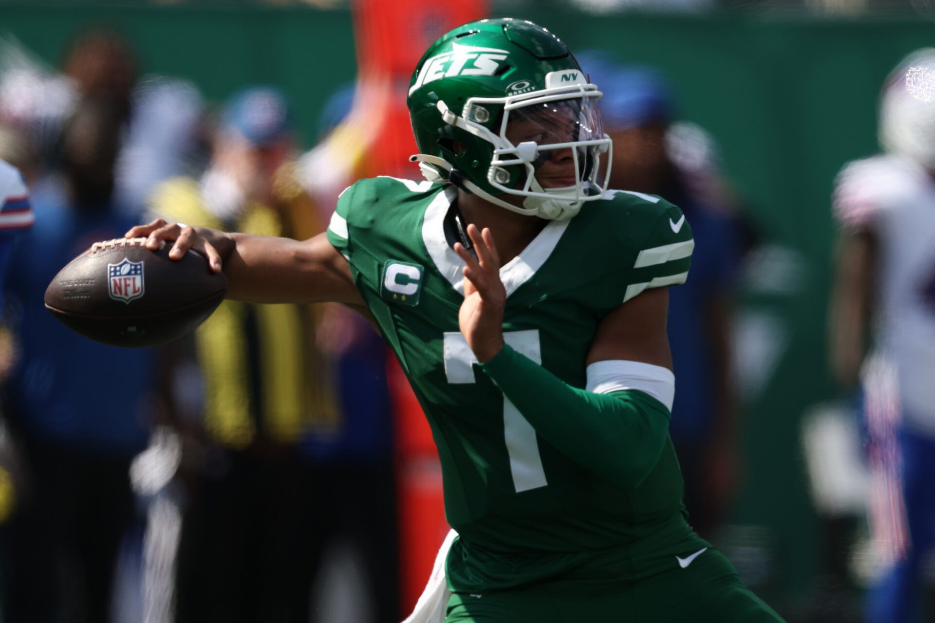 New York Jets quarterback Justin Fields (7) drops back to pass against the Buffalo Bills during the first half at MetLife Stadium.