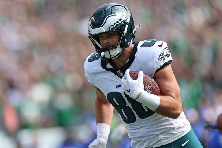 Philadelphia Eagles tight end Dallas Goedert (88) makes a catch against the Los Angeles Rams during the second half at Lincoln Financial Field.