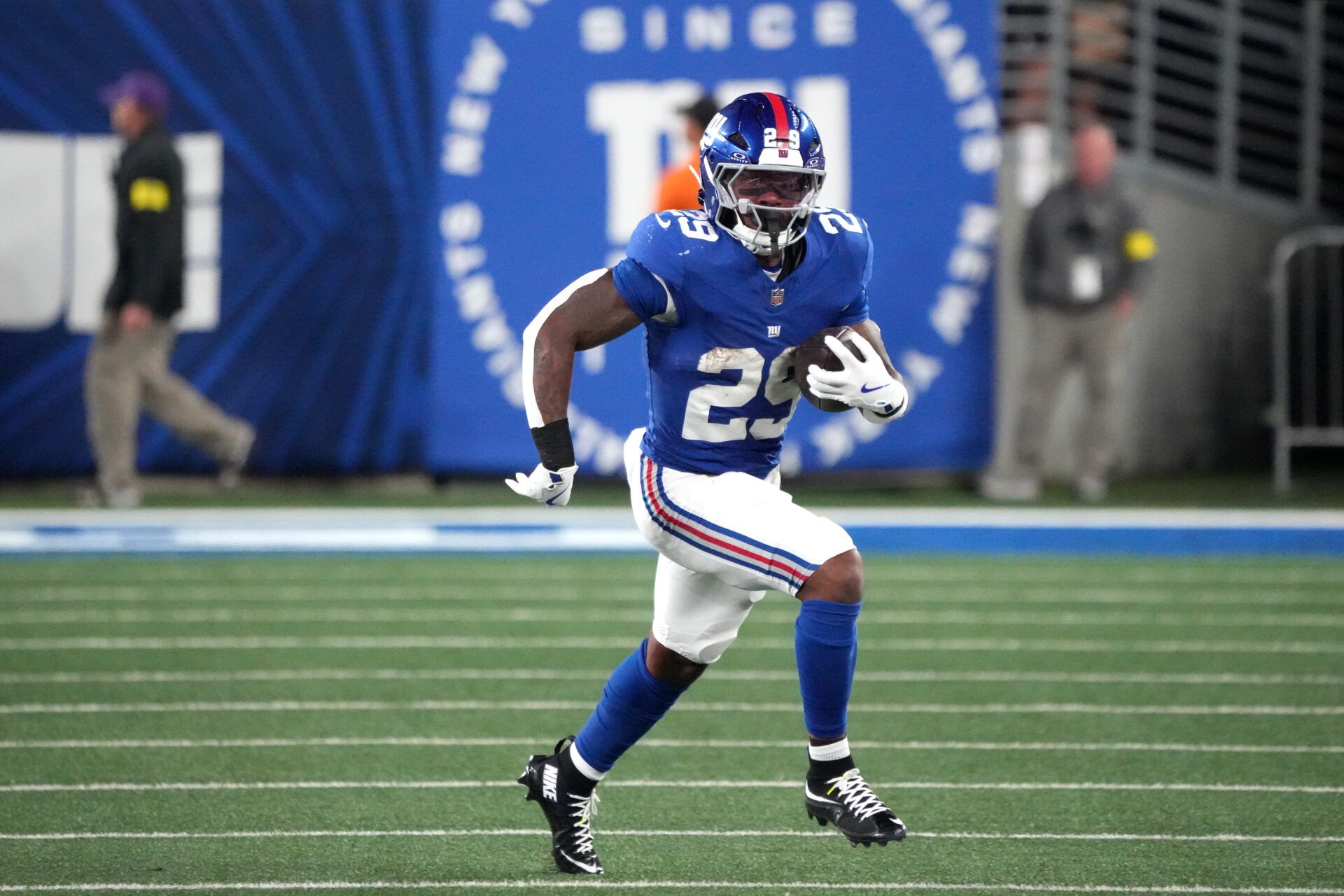 New York Giants running back Tyrone Tracy Jr. (29) runs against the Kansas City Chiefs in the first quarter at MetLife Stadium.