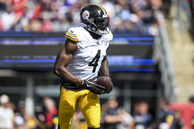 Pittsburgh Steelers wide receiver Dk Metcalf (4) reacts after tochdown during the first quarter at Gillette Stadium.