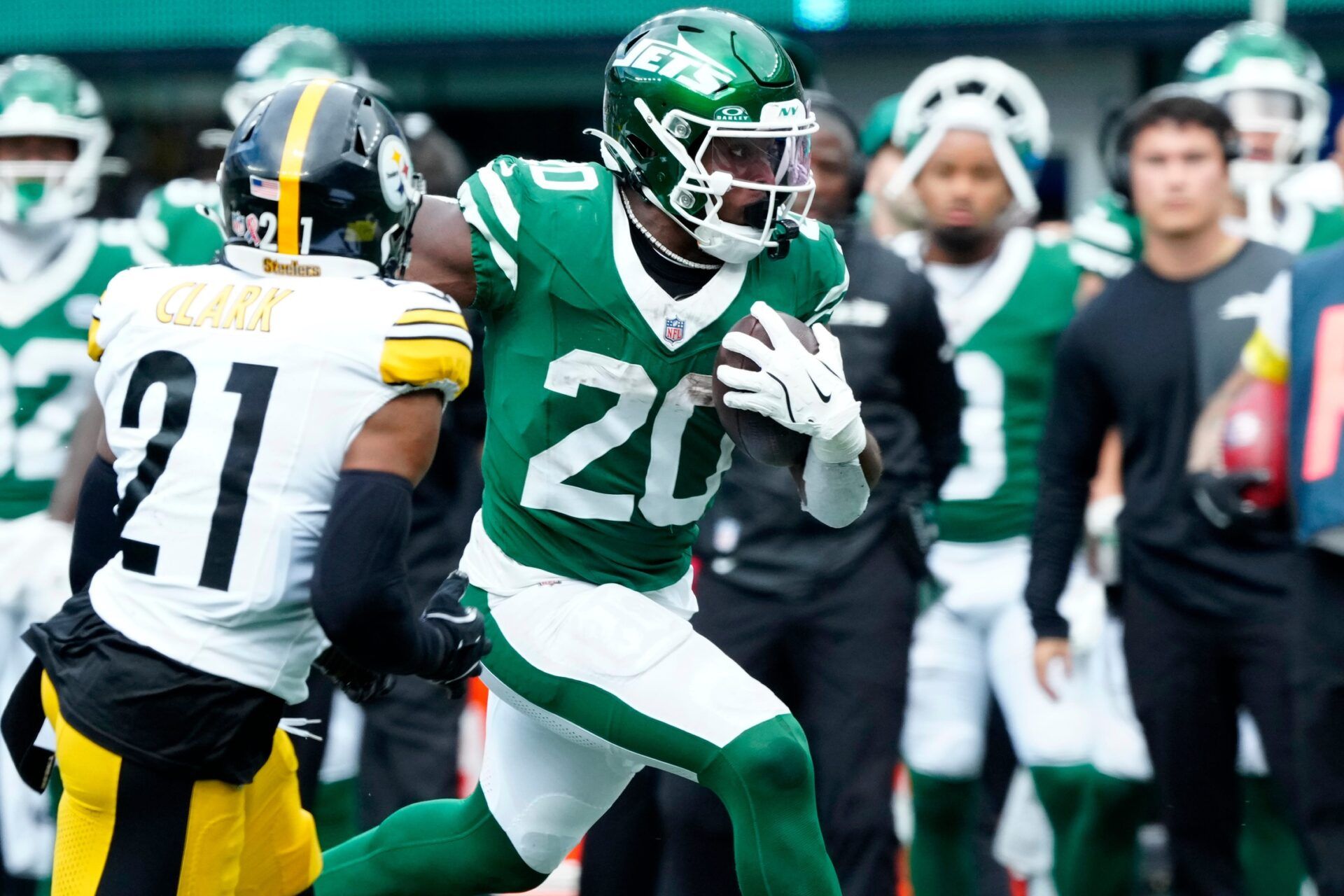 New York Jets running back Breece Hall (20) tries to outrun Pittsburgh Steelers safety Chuck Clark (21), Sunday, September 7, 2025, in East Rutherford.