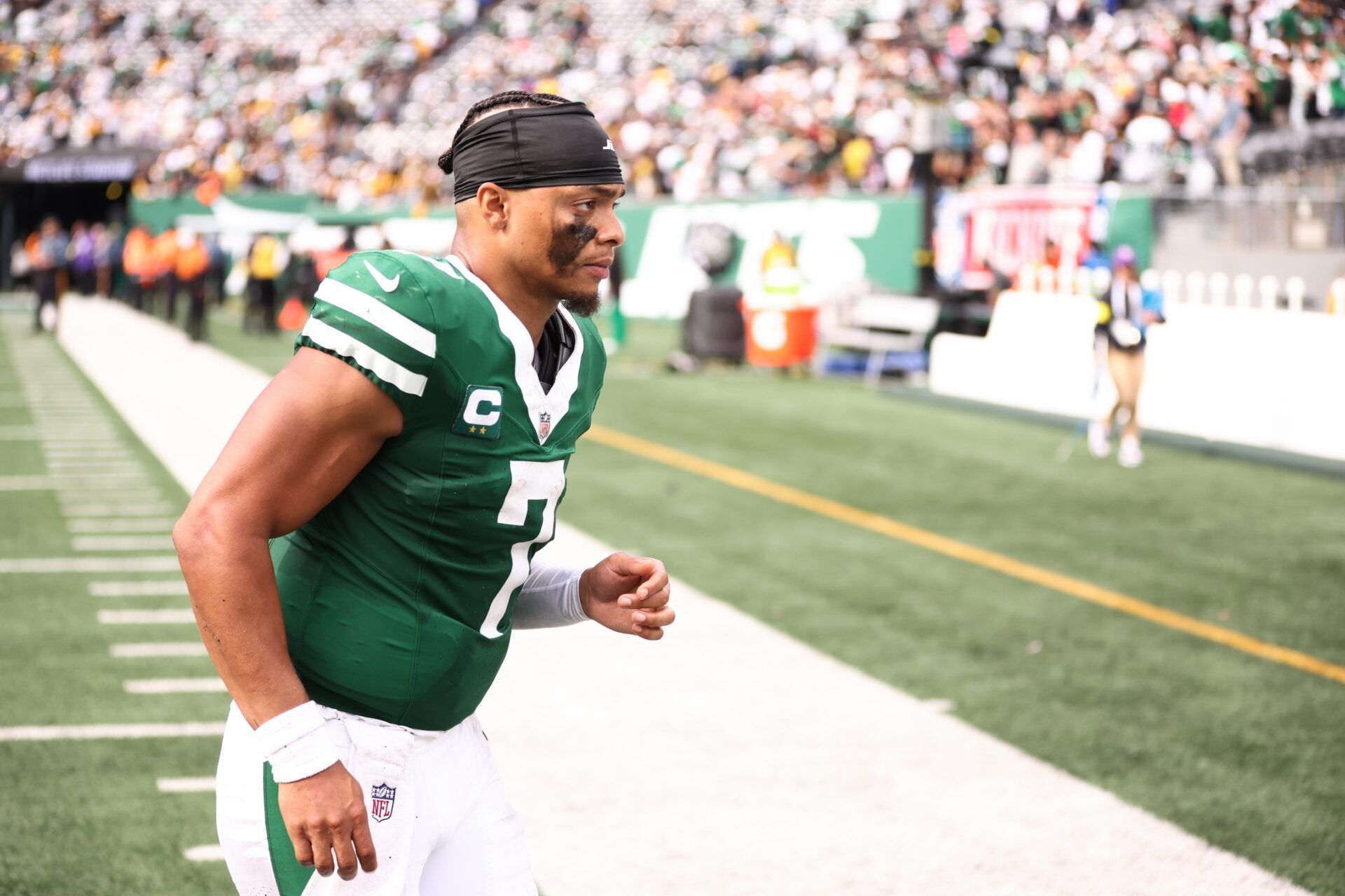 New York Jets quarterback Justin Fields (7) walks off the field after losing to the Pittsburgh Steelers at MetLife Stadium.